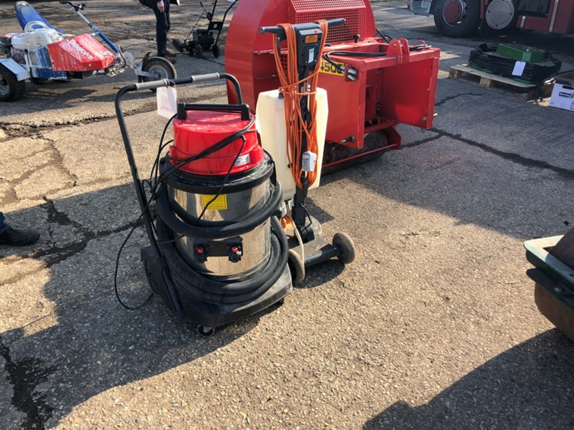 Sotec 640 vacuum and Lever Industrial TASKI ranger 200 floor polisher - Image 3 of 3