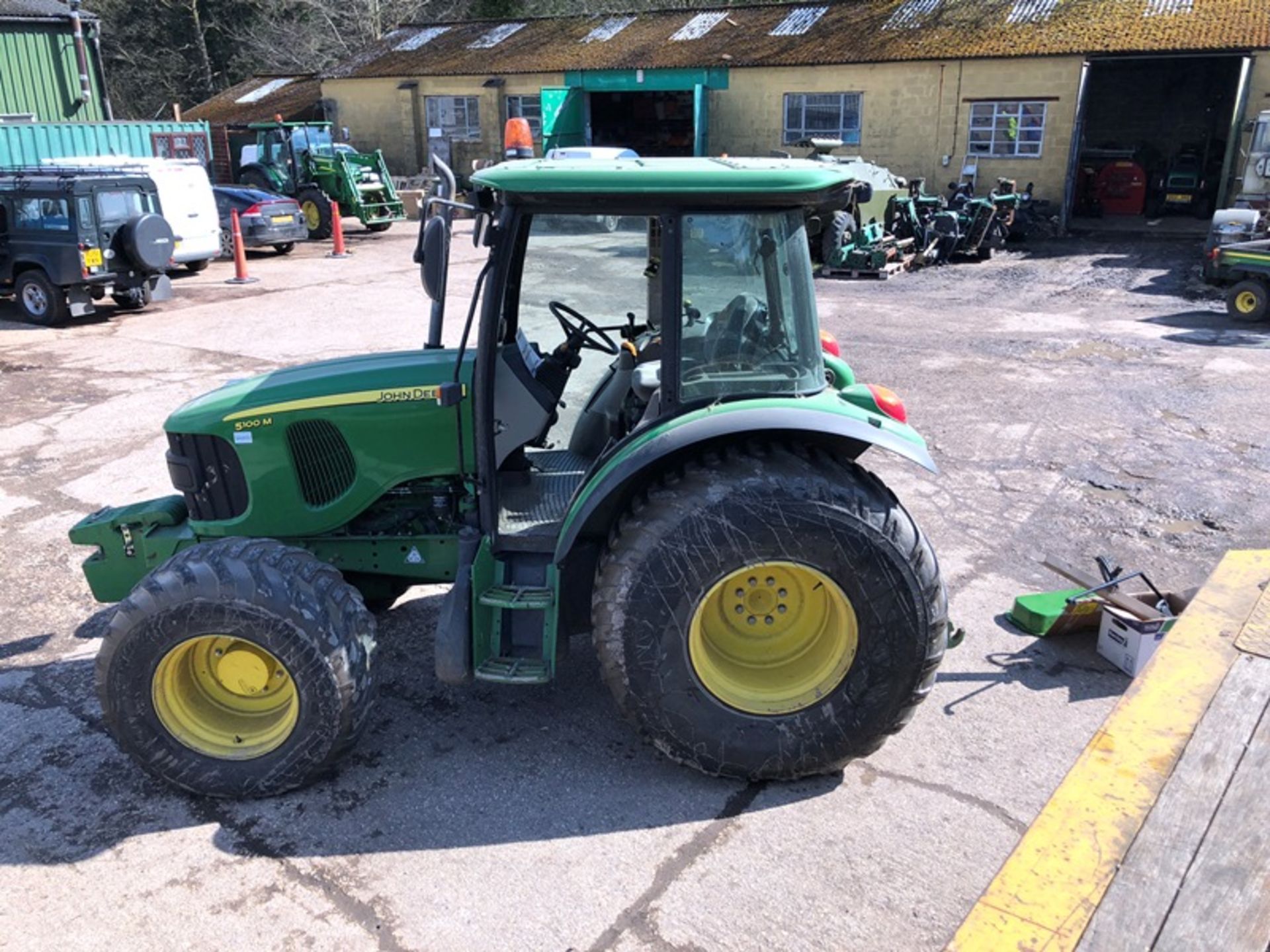 John Deere 5100M four wheel drive tractor on grassland tyres with six 50kg John Deere front - Image 3 of 10