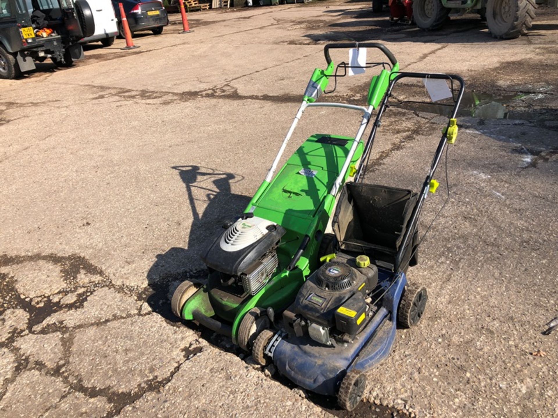 Viking MB650.OT petrol mower and a Challenge Xtreme petrol mower - Bild 3 aus 3