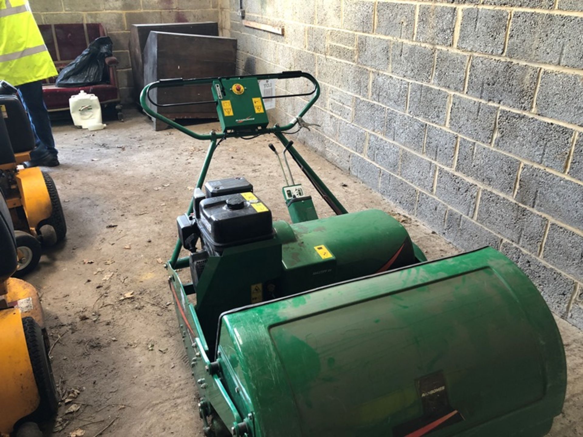 Ransomes Mastiff 91 pedestrian cylinder mower with collector and Briggs and Stratton 9.0 hp petrol - Image 2 of 6