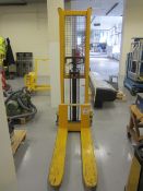 Hydraulic hand stacker, serial number 1223 (2001), capacity 1000kg, height of lift 1525mm - Thorough