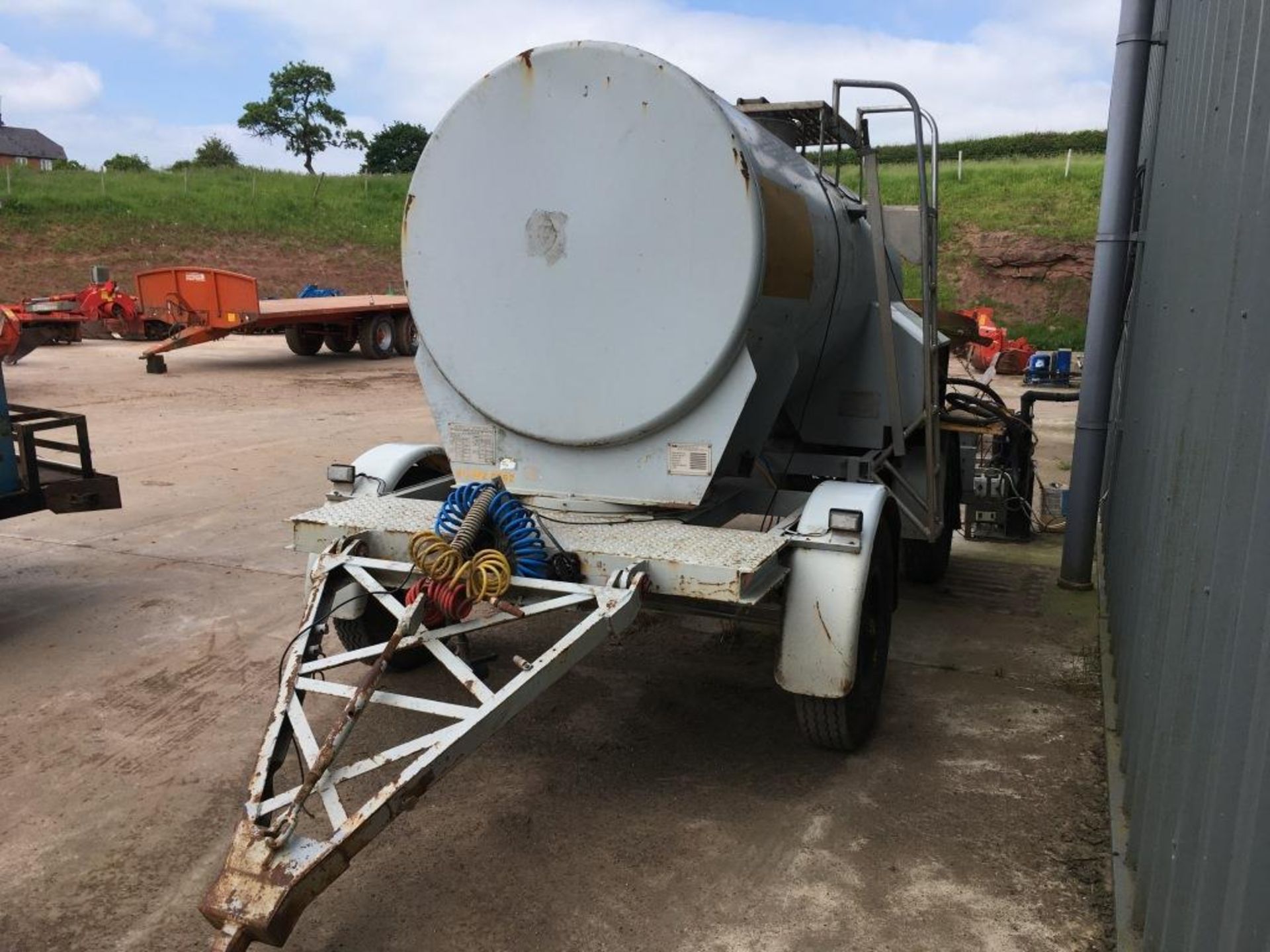 M&G Tankers and Trailers turntable steer, twin axle 4,500 litre tanker, serial number: 19001 (1991) - Image 2 of 8