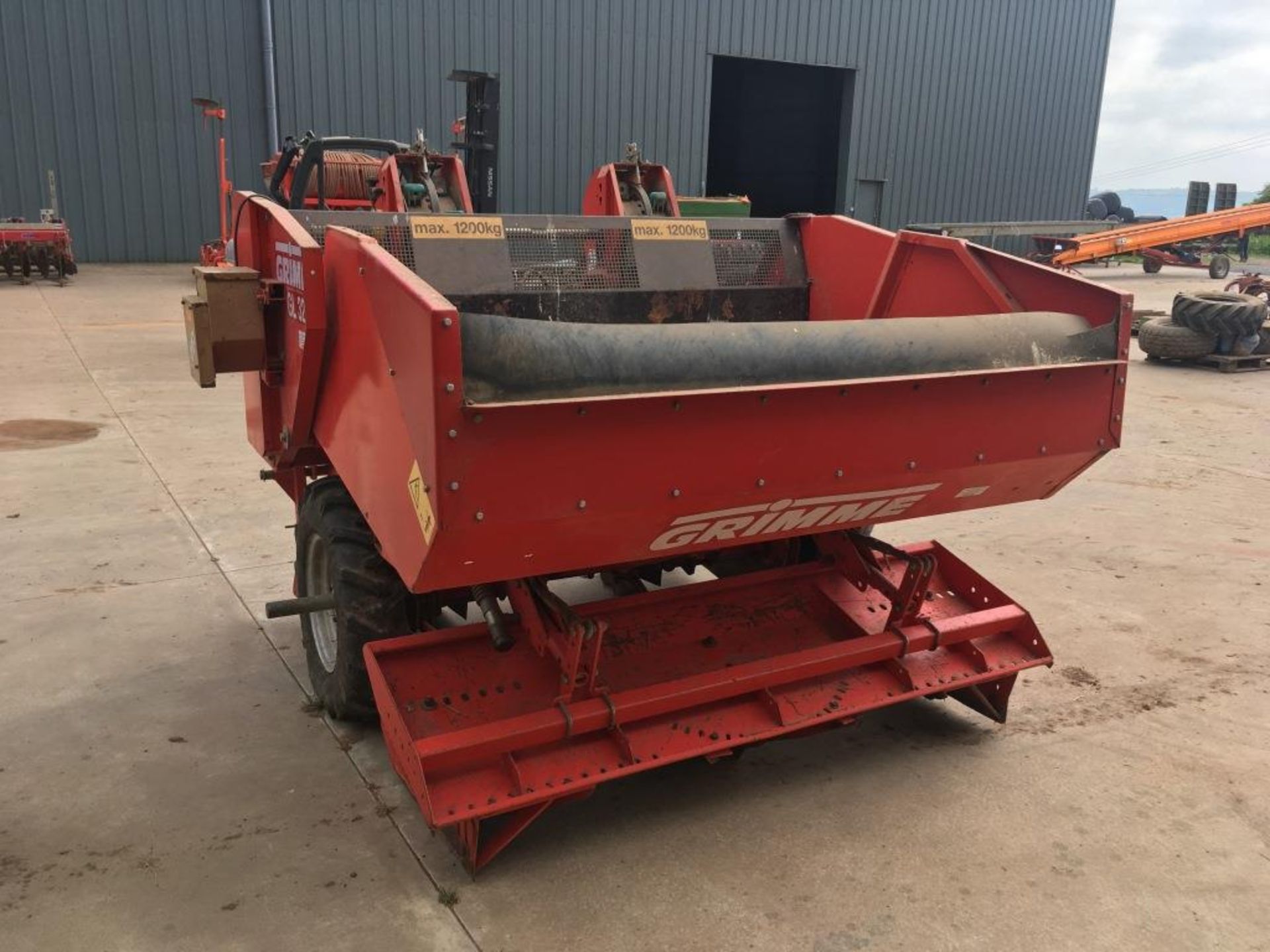 Grimme GL32B potato planter serial number: 22200278 (2001) (missing guarding) - Image 4 of 8