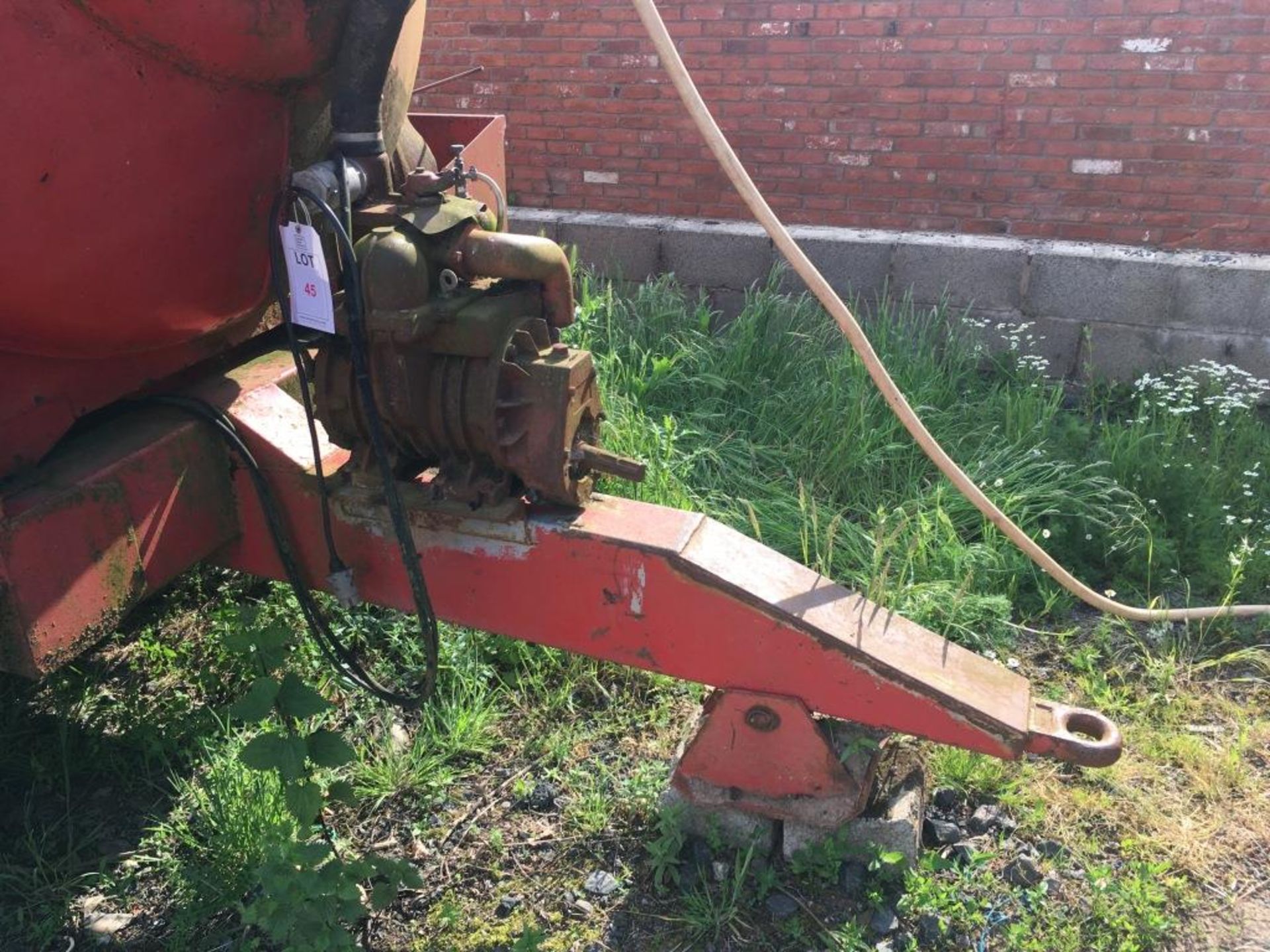 Farm-converted water bowser (ex-slurry tanker) (missing wheel/axle, sold as scrap) - Image 2 of 8