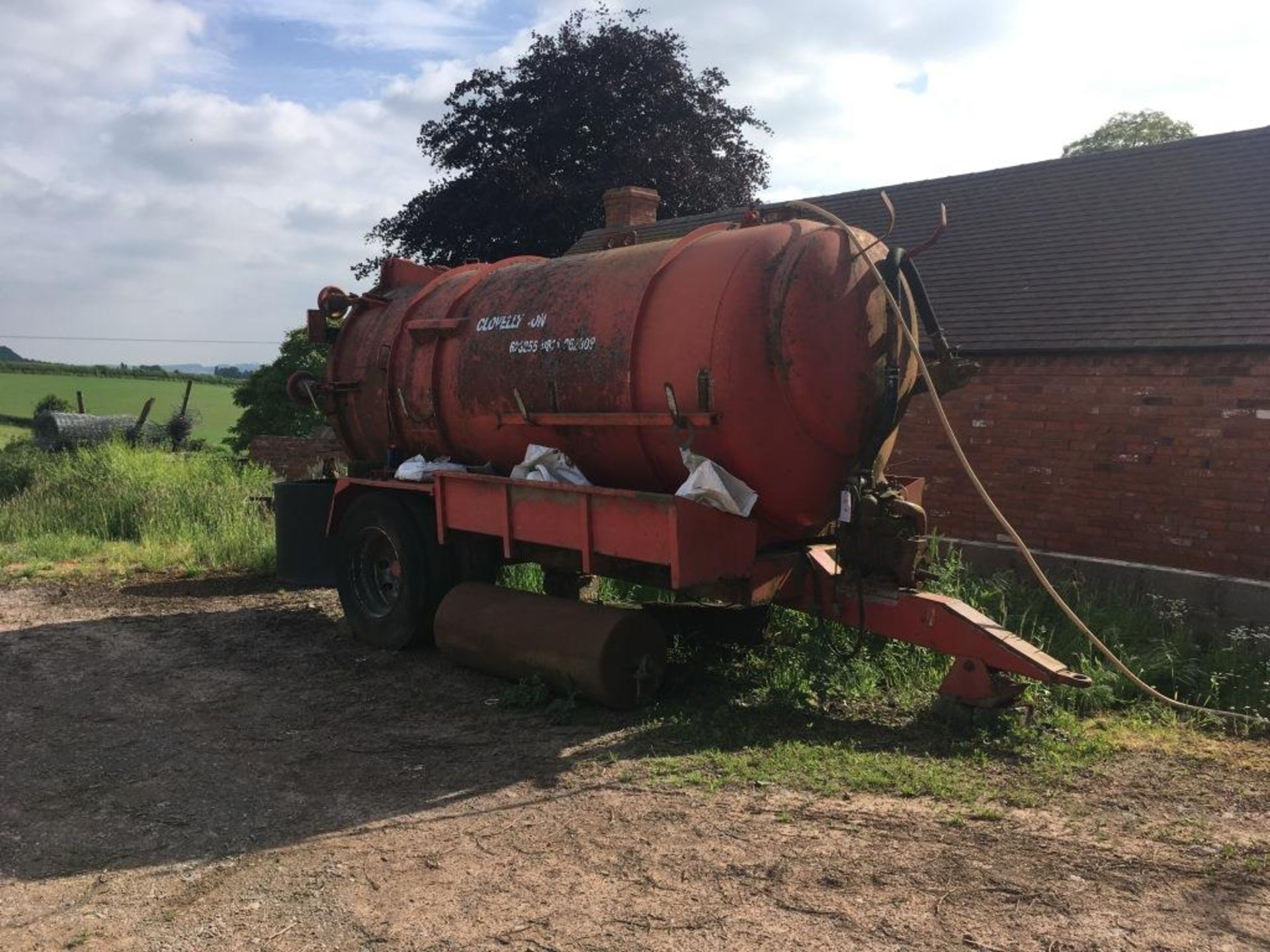Farm-converted water bowser (ex-slurry tanker) (missing wheel/axle, sold as scrap)