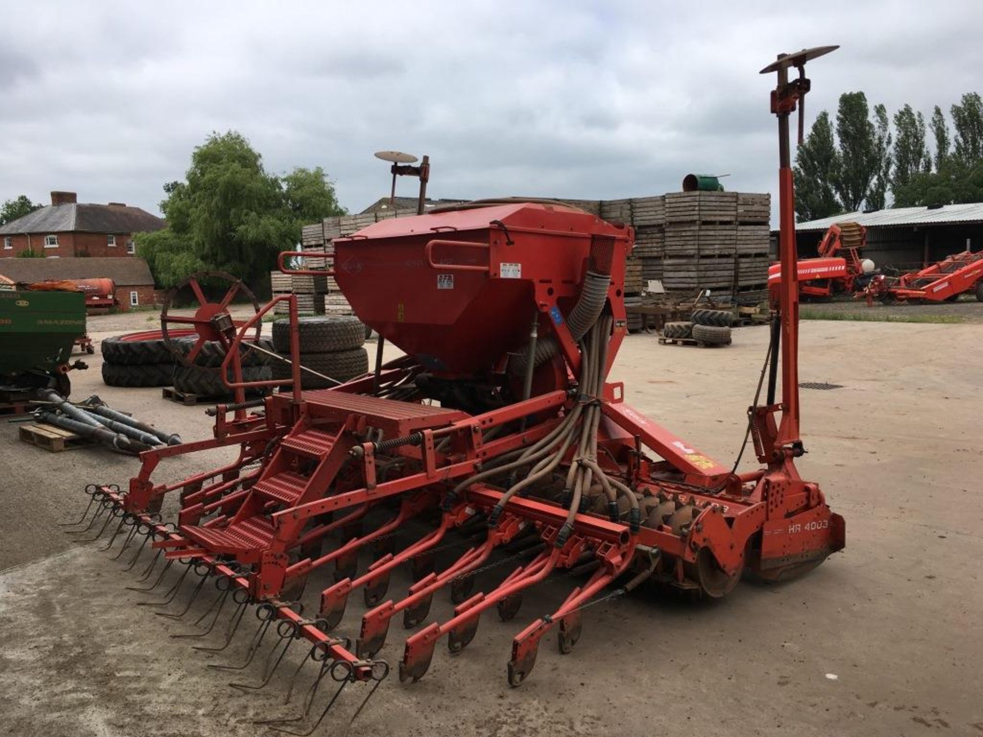 Kuhn HR 4003D 14' power harrow, serial number: A4631 (2002) with Kuhn Venta LC 402 seed drill, - Bild 4 aus 15