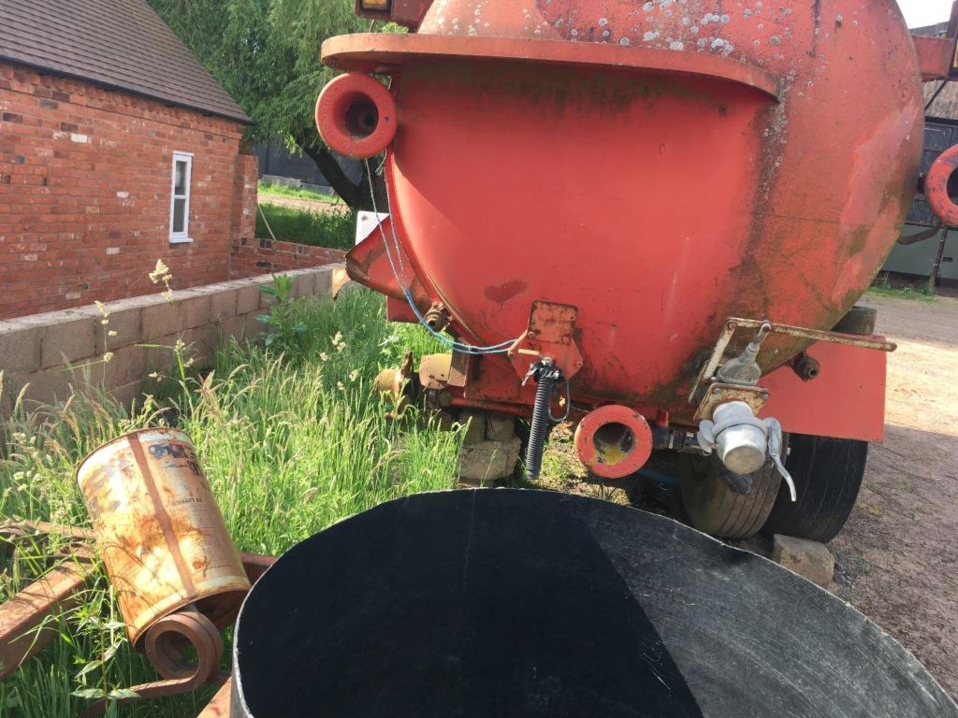 Farm-converted water bowser (ex-slurry tanker) (missing wheel/axle, sold as scrap) - Image 4 of 8