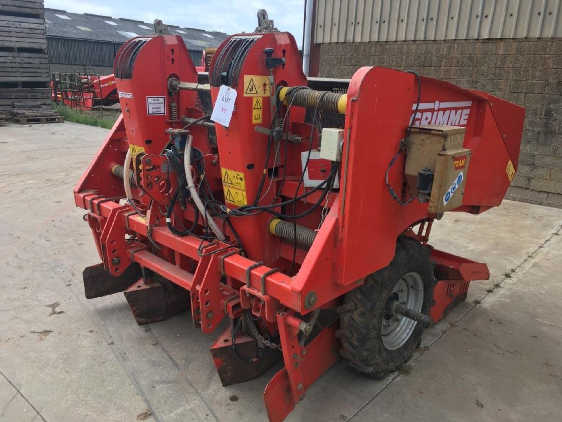 Grimme GL32B potato planter serial number: 22200278 (2001) (missing guarding) - Image 3 of 8