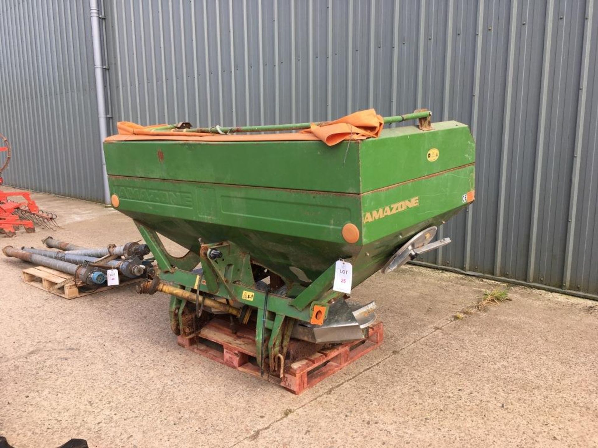 Amazone ZA-M 1500 twin disk fertiliser spreader