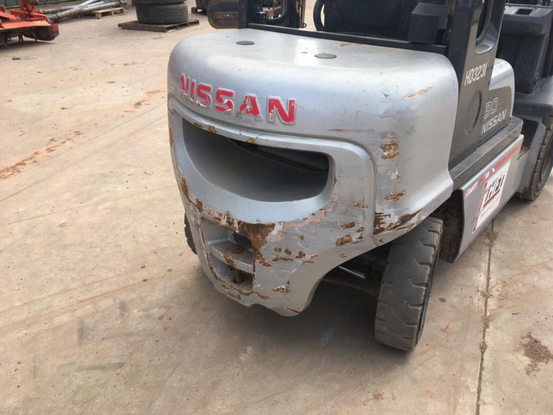 Nissan 30 four wheel, diesel, ride on forklift truck with side shift and 6m mast, model YG1D2A30Q, - Bild 14 aus 18