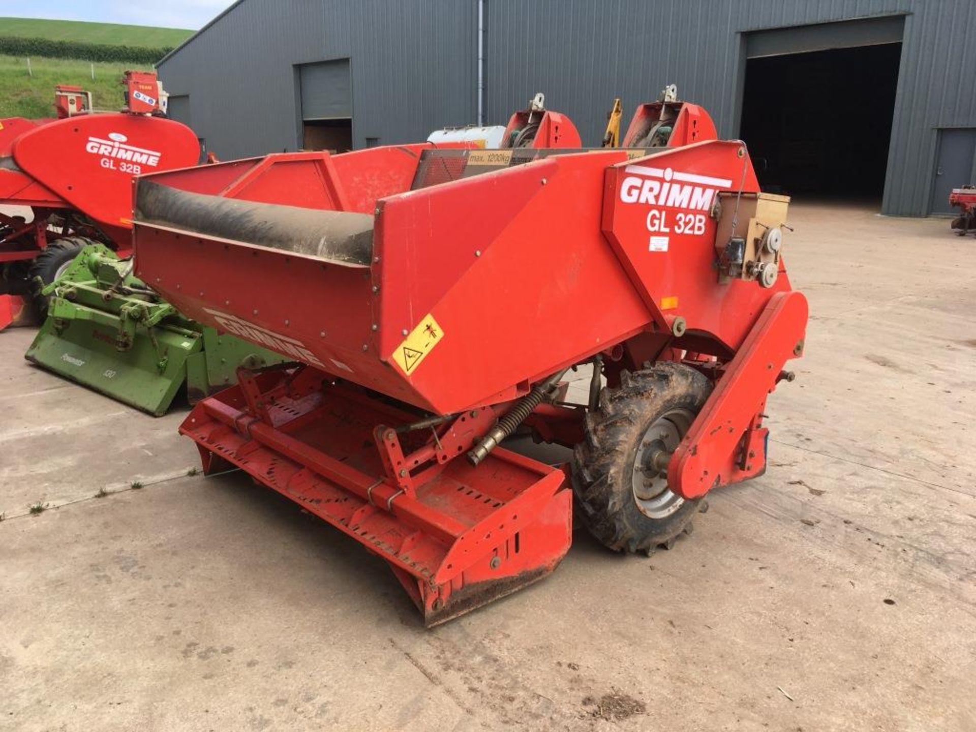 Grimme GL32B potato planter serial number: 22200278 (2001) (missing guarding) - Image 5 of 8