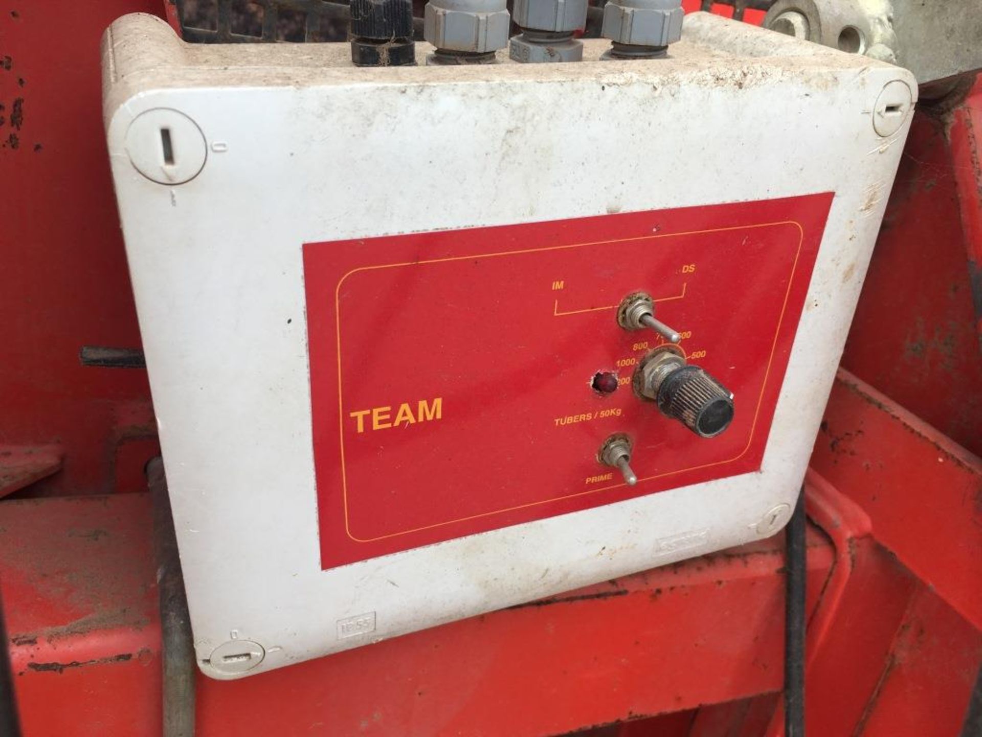 Grimme GL32B potato planter serial number: 22200278 (2001) (missing guarding) - Image 7 of 8