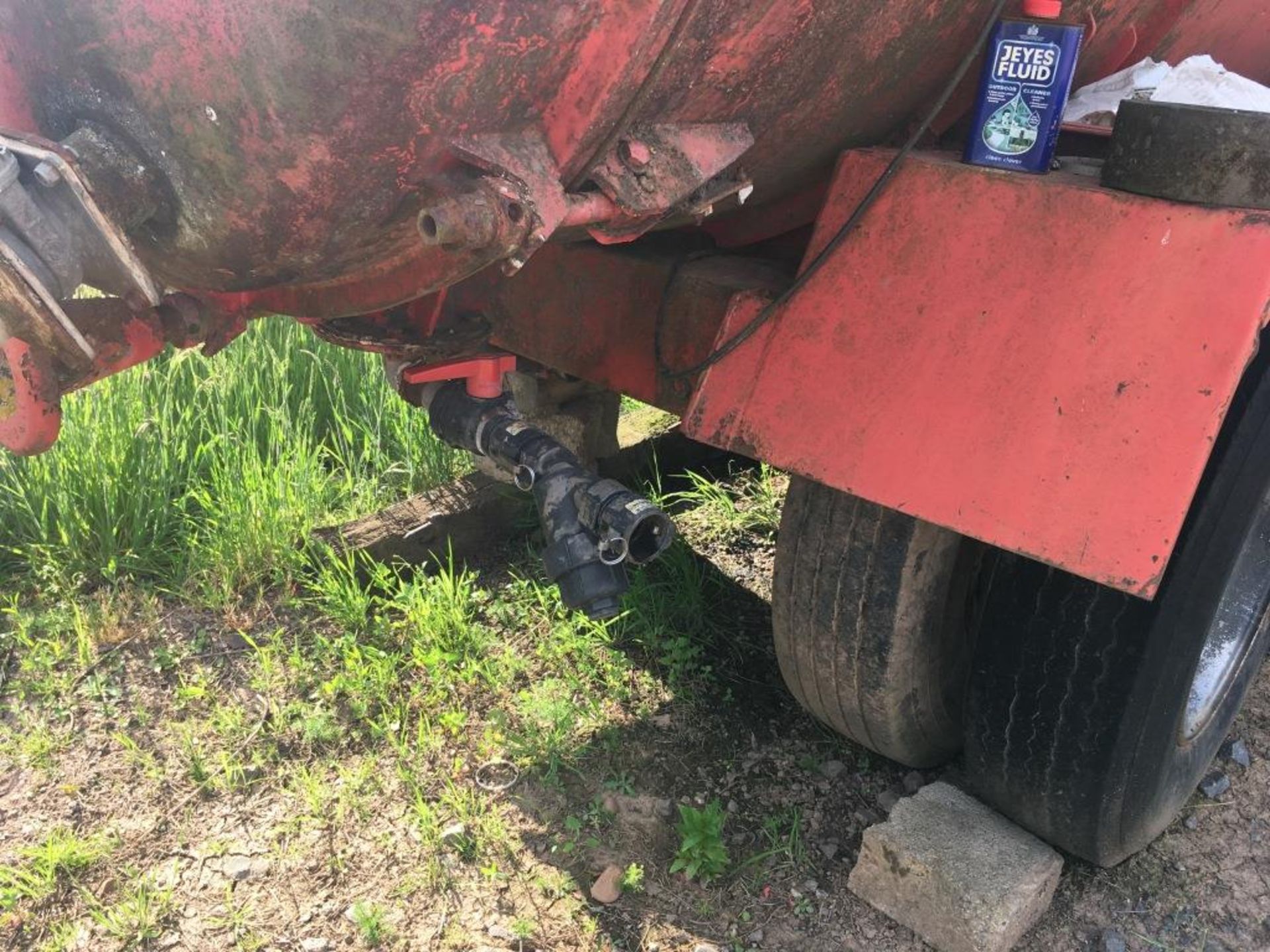 Farm-converted water bowser (ex-slurry tanker) (missing wheel/axle, sold as scrap) - Image 6 of 8