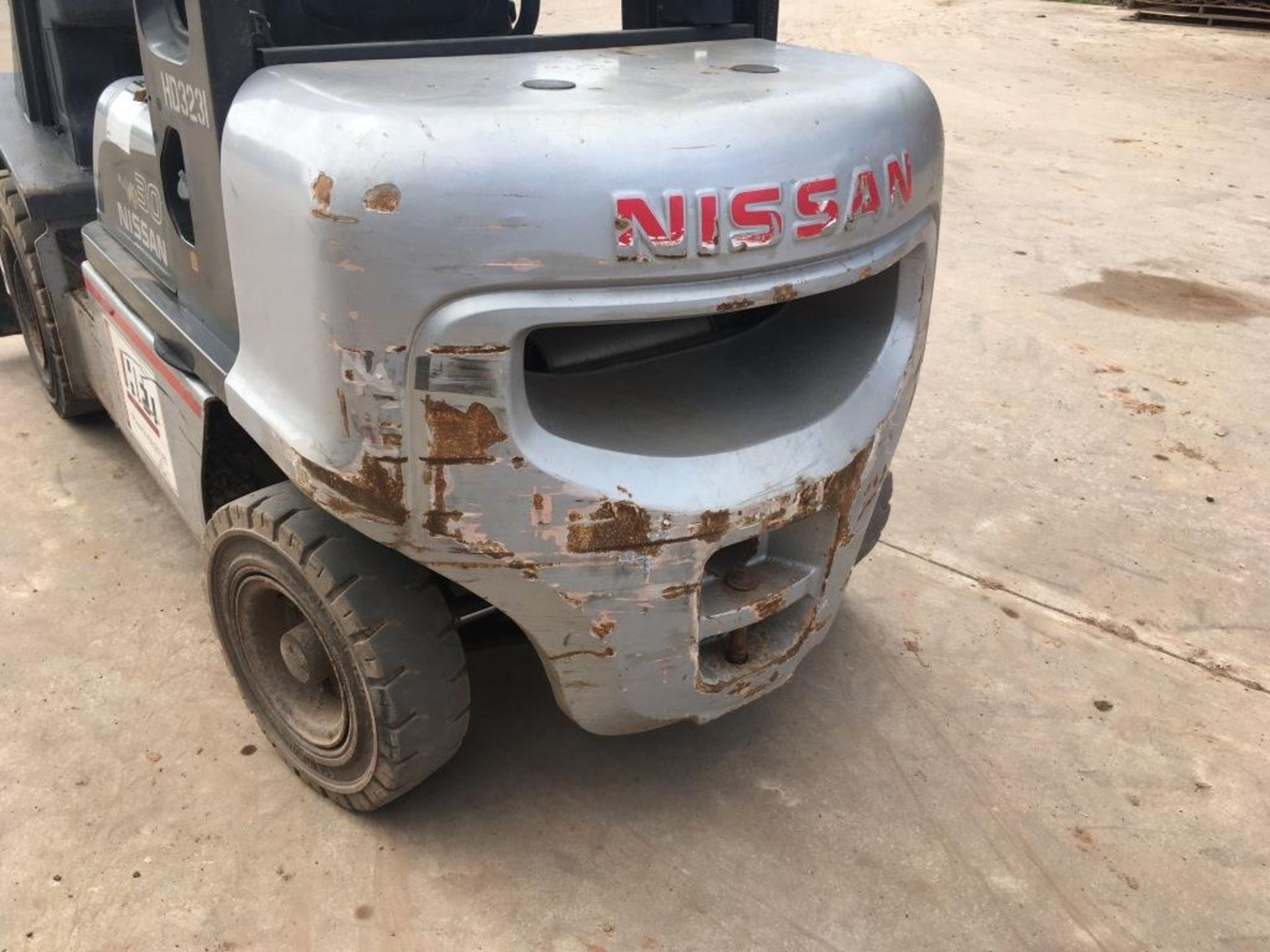 Nissan 30 four wheel, diesel, ride on forklift truck with side shift and 6m mast, model YG1D2A30Q, - Bild 13 aus 18