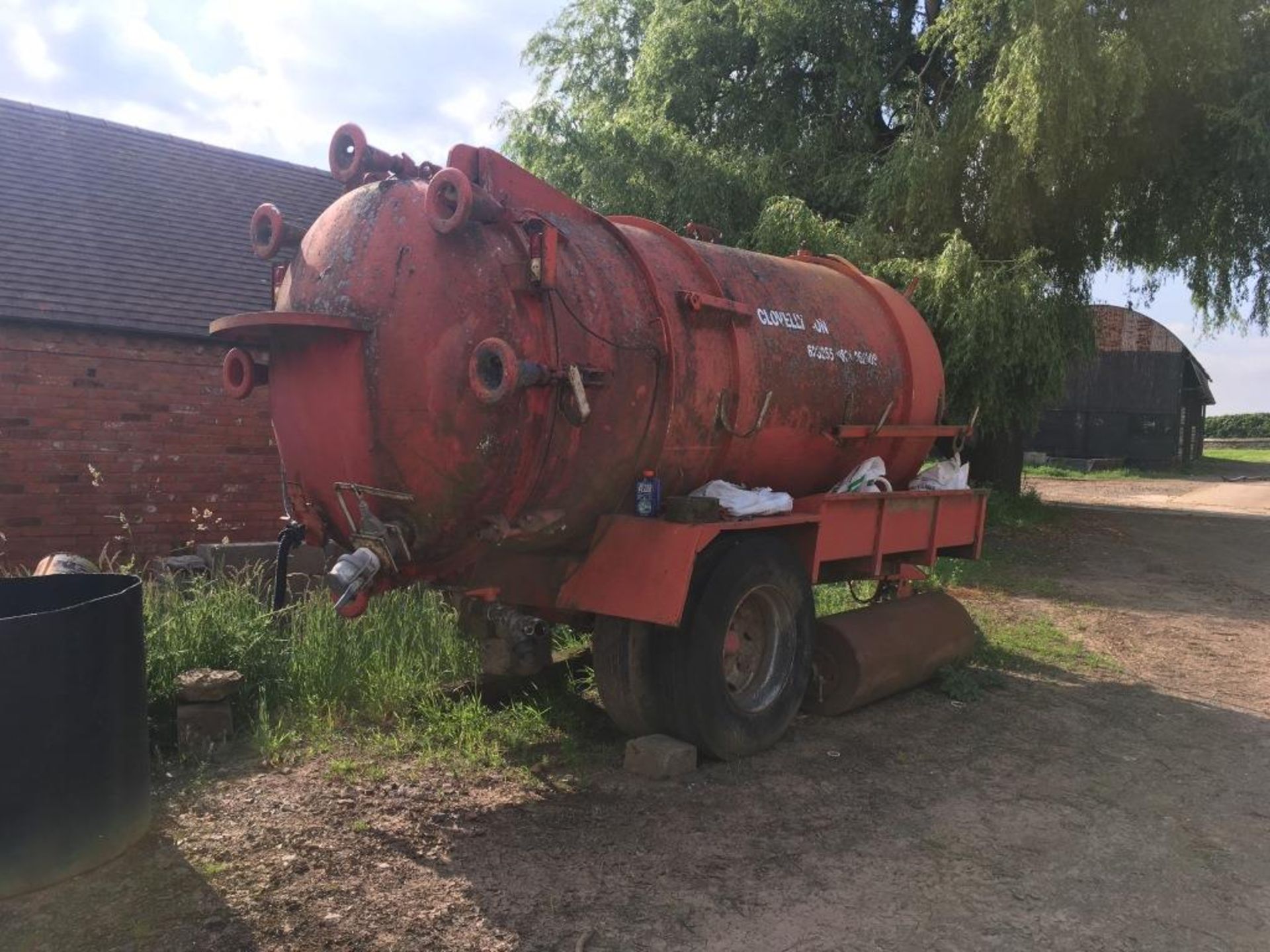 Farm-converted water bowser (ex-slurry tanker) (missing wheel/axle, sold as scrap) - Image 3 of 8