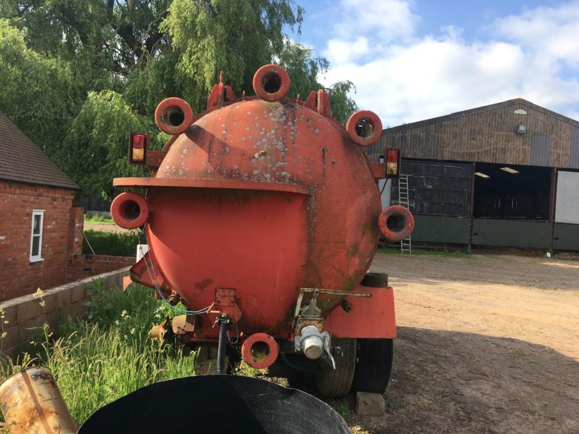 Farm-converted water bowser (ex-slurry tanker) (missing wheel/axle, sold as scrap) - Image 5 of 8