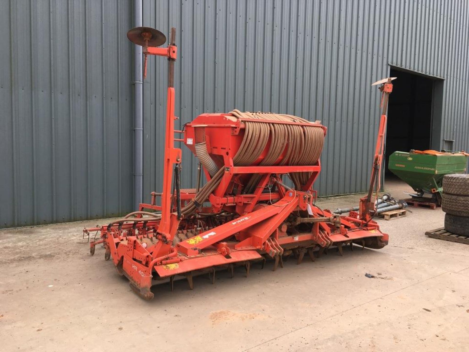 Kuhn HR 4003D 14' power harrow, serial number: A4631 (2002) with Kuhn Venta LC 402 seed drill,