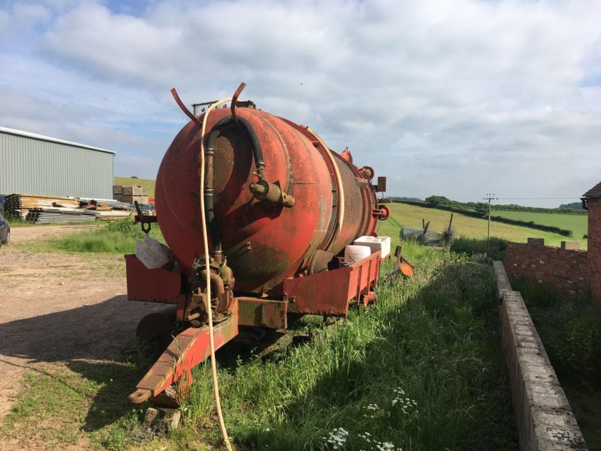 Farm-converted water bowser (ex-slurry tanker) (missing wheel/axle, sold as scrap) - Image 8 of 8