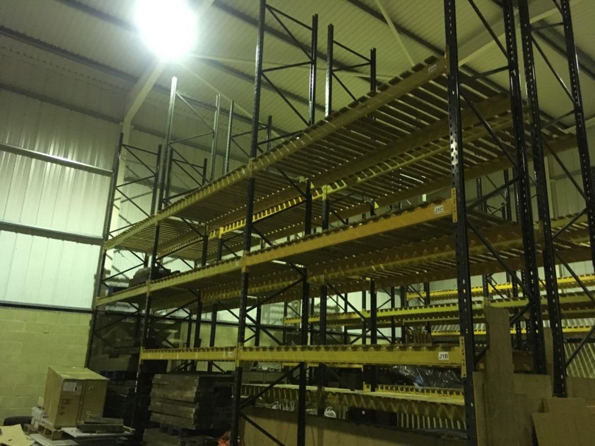 15 bays of boltless racking comprising 20 vertical frames measuring 7.5m tall and 1.1m deep and 86 - Bild 2 aus 6