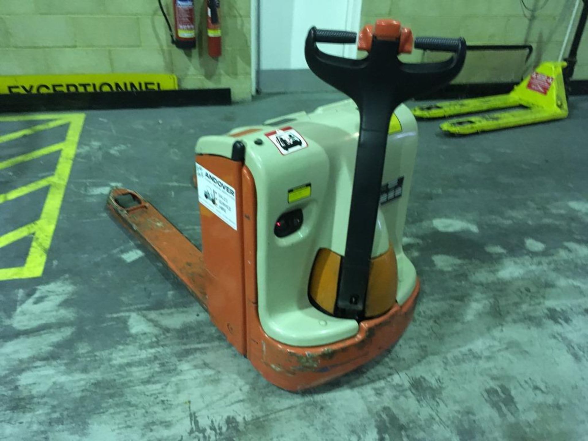 Linde T18 electric pedestrian stacker, Serial No. 360E07301218. Please note: This lot is located at - Bild 4 aus 6
