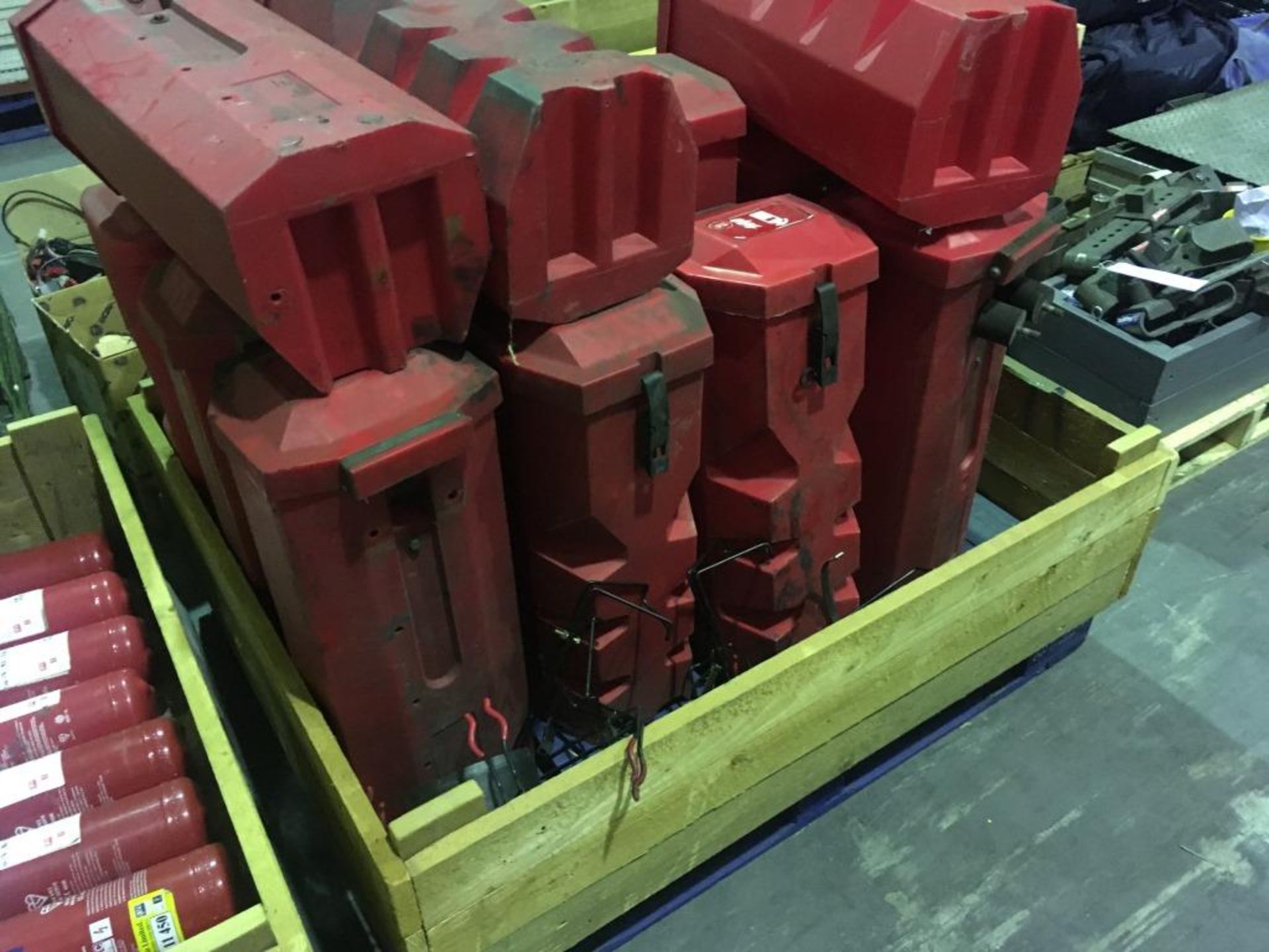 Assorted fire extinguishers and boxes on two pallets. Please note: This lot is - Bild 2 aus 2