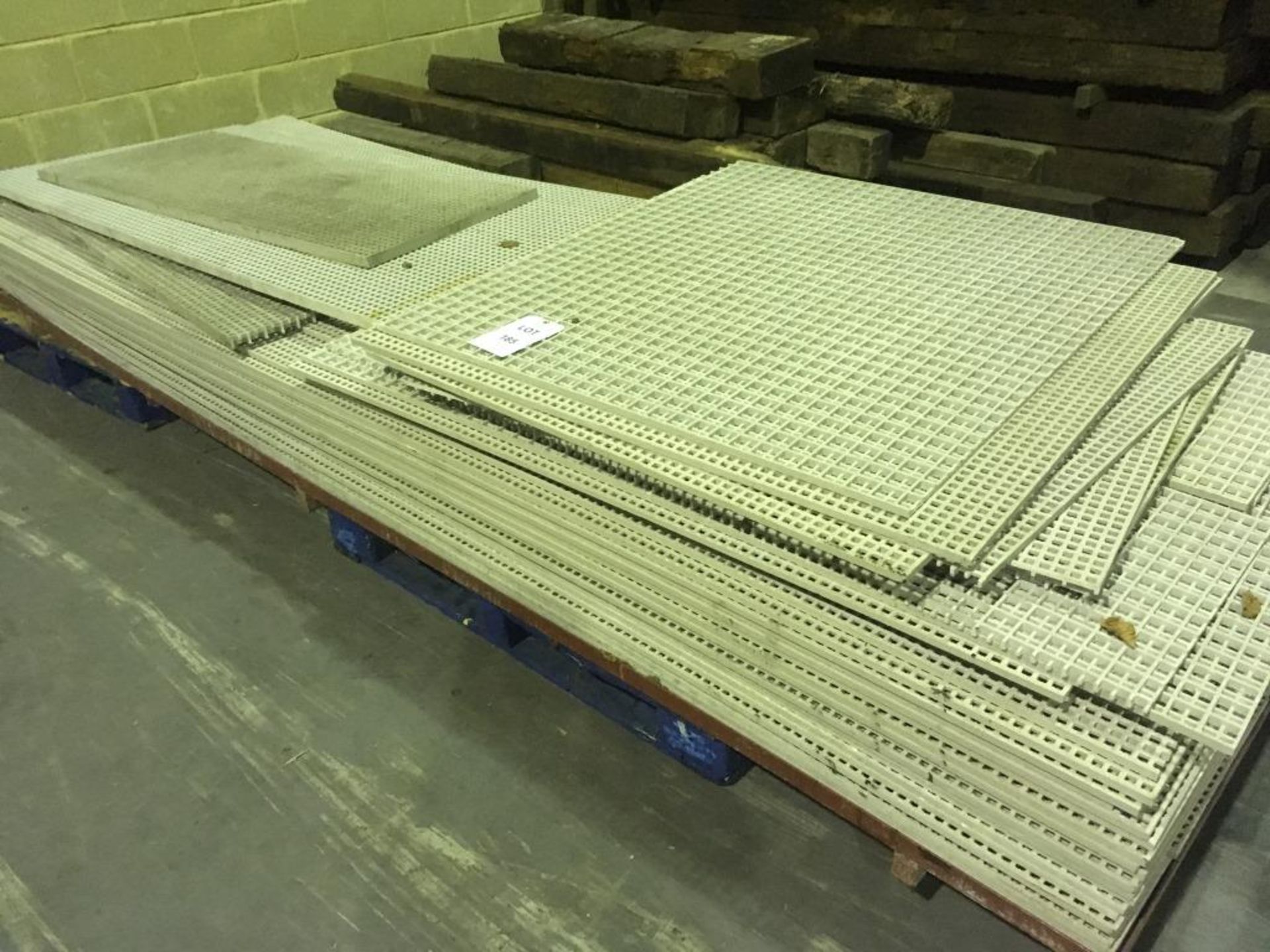 A quantity of non slip mats. Please note: This lot is located at 6 Dewar Close, Segensworth