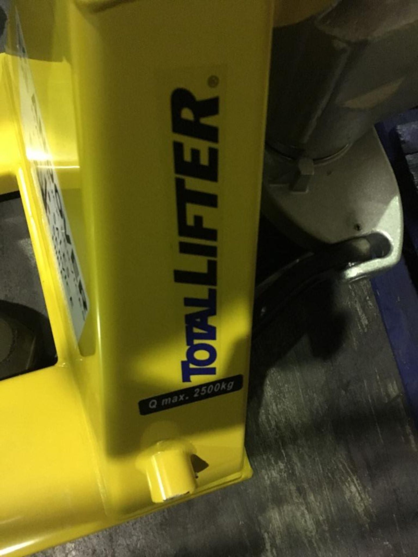 Total Lifter 2,500 kg pallet truck serial number 17042852M/512 (2017). Please note: This - Image 2 of 5