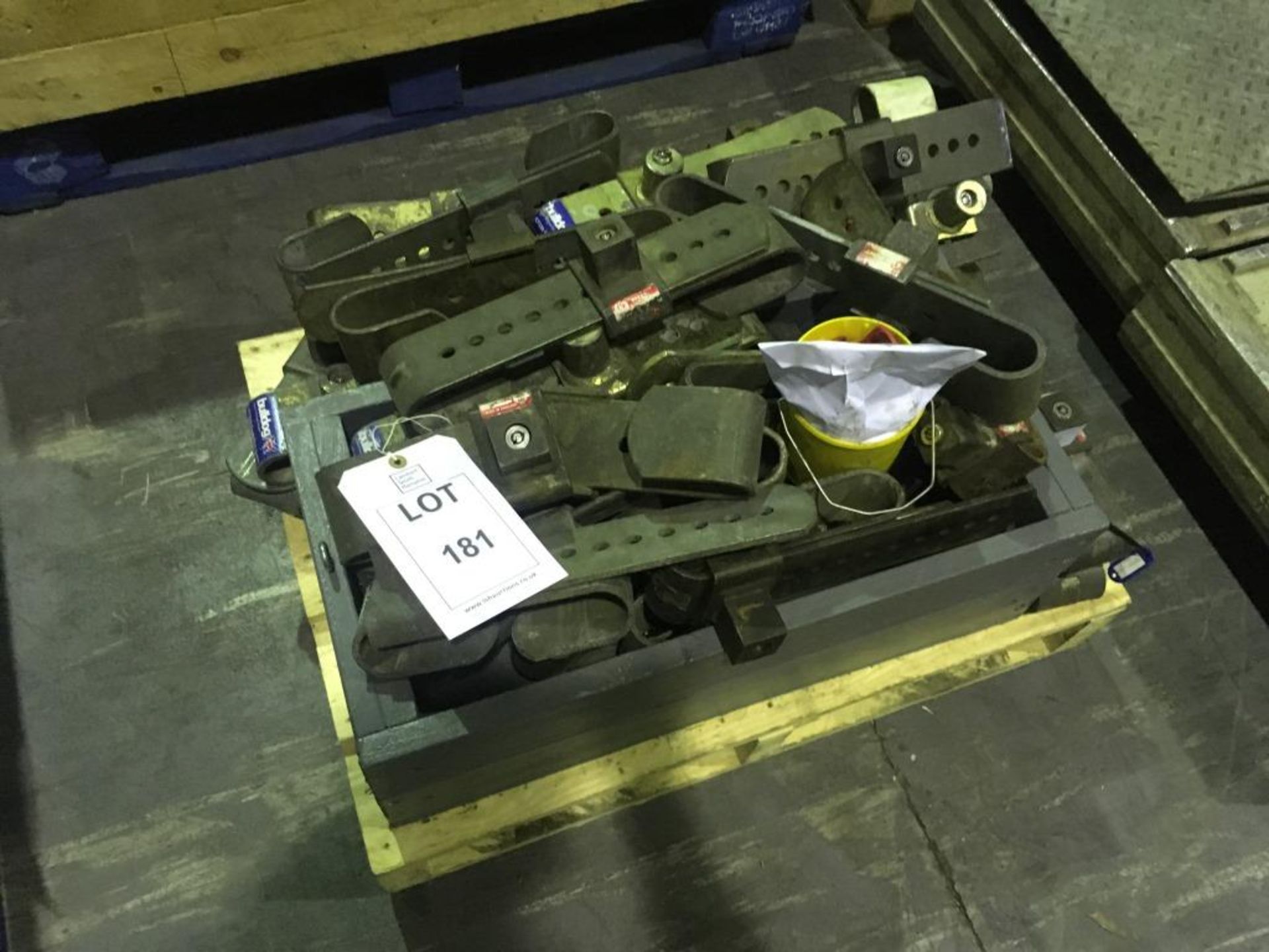 Bullclip container clamps on one pallet. Please note: This lot is located