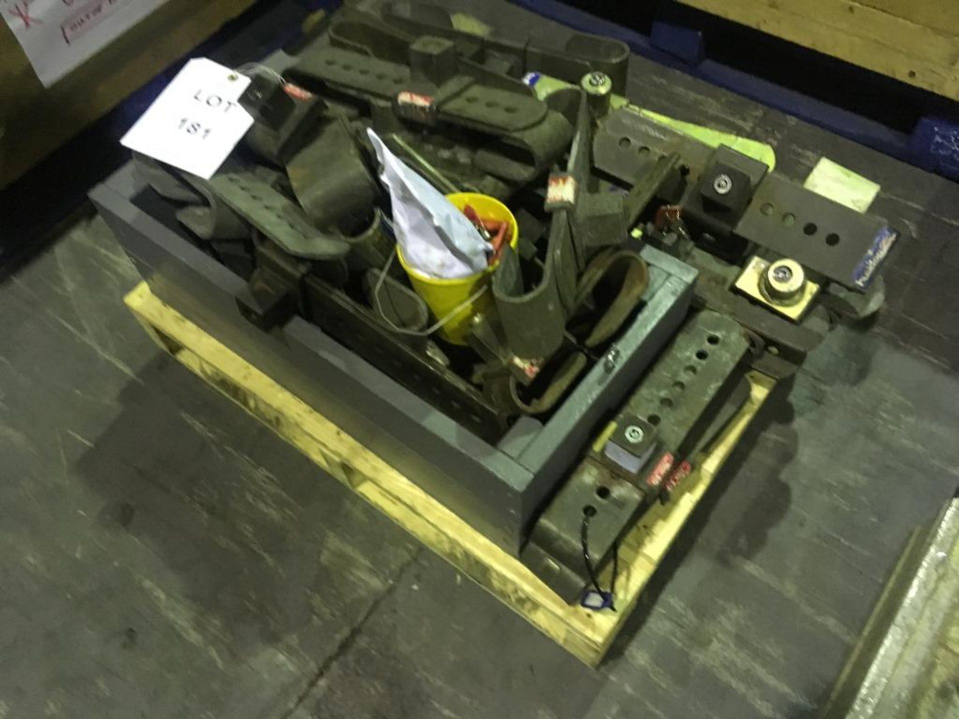 Bullclip container clamps on one pallet. Please note: This lot is located - Bild 2 aus 2