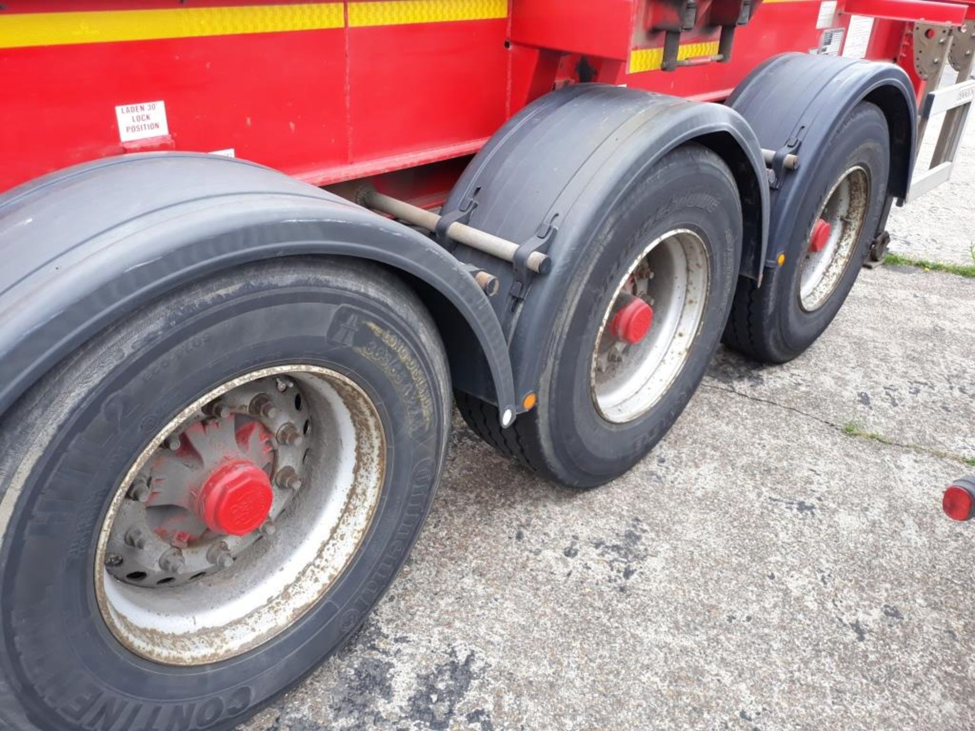 Dennison 14 Lock Sliding Bogie Skeletal trailer, reference 40156, year of manufacture 2013, 3 x - Image 6 of 16