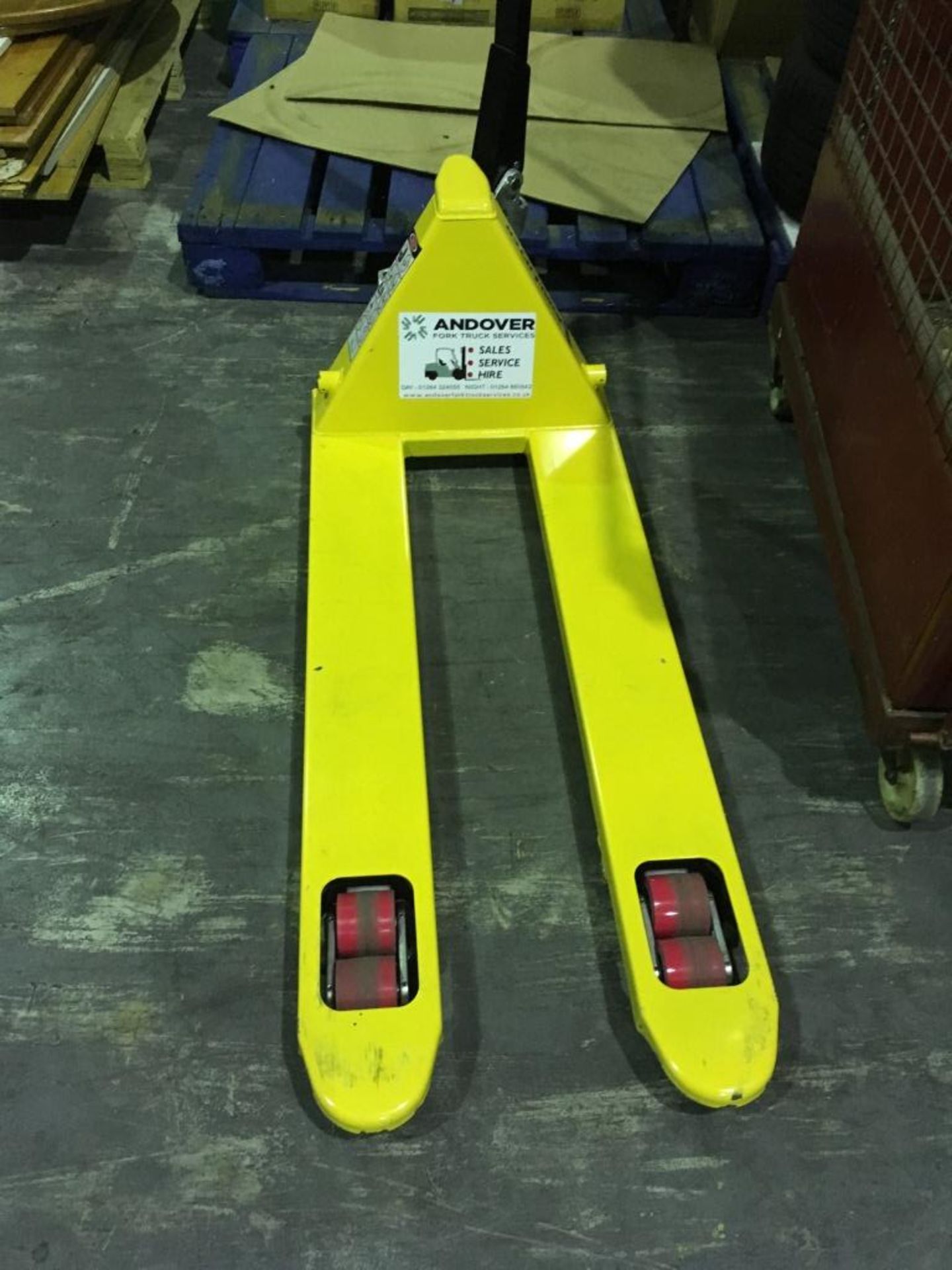 Total Lifter 2,500 kg pallet truck serial number 17042852M/512 (2017). Please note: This - Image 4 of 5