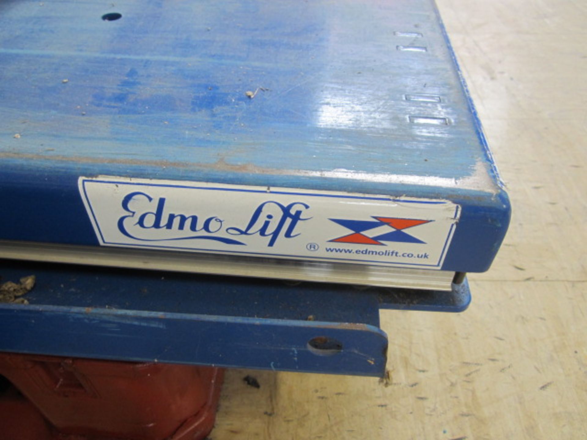 Edmo Lift powered scissor lift, capacity 1000kg, approx. size: 1450mm x 1100mm. - Lift out charge to - Image 4 of 4