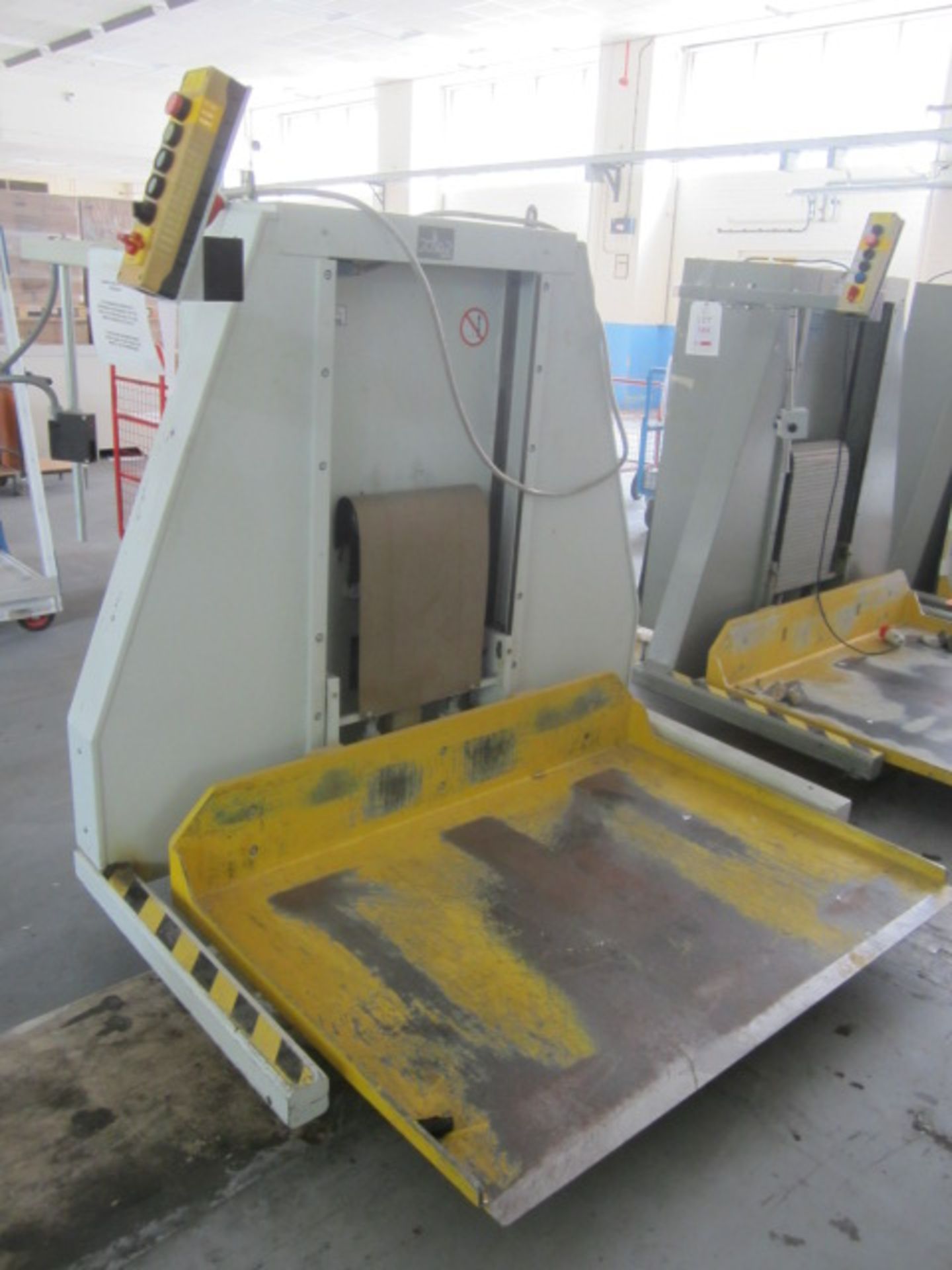 Polar Mohr paper lift, model L100-W-6, machine number 637/2037 (1996), pallet size 1480mm x