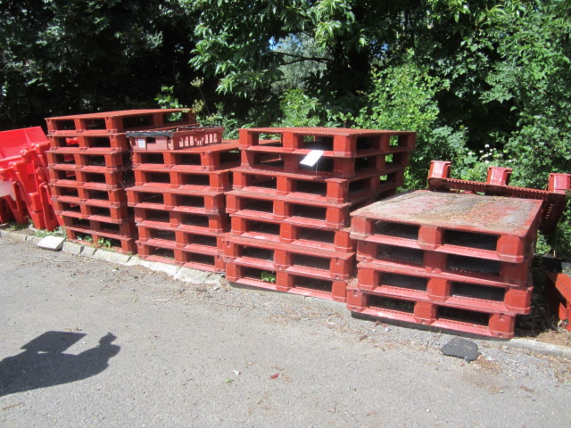 Approximately 23 x Alibert Jumbopal plastic pallets, 1200mm x 1000mm. - Lift out charge to be