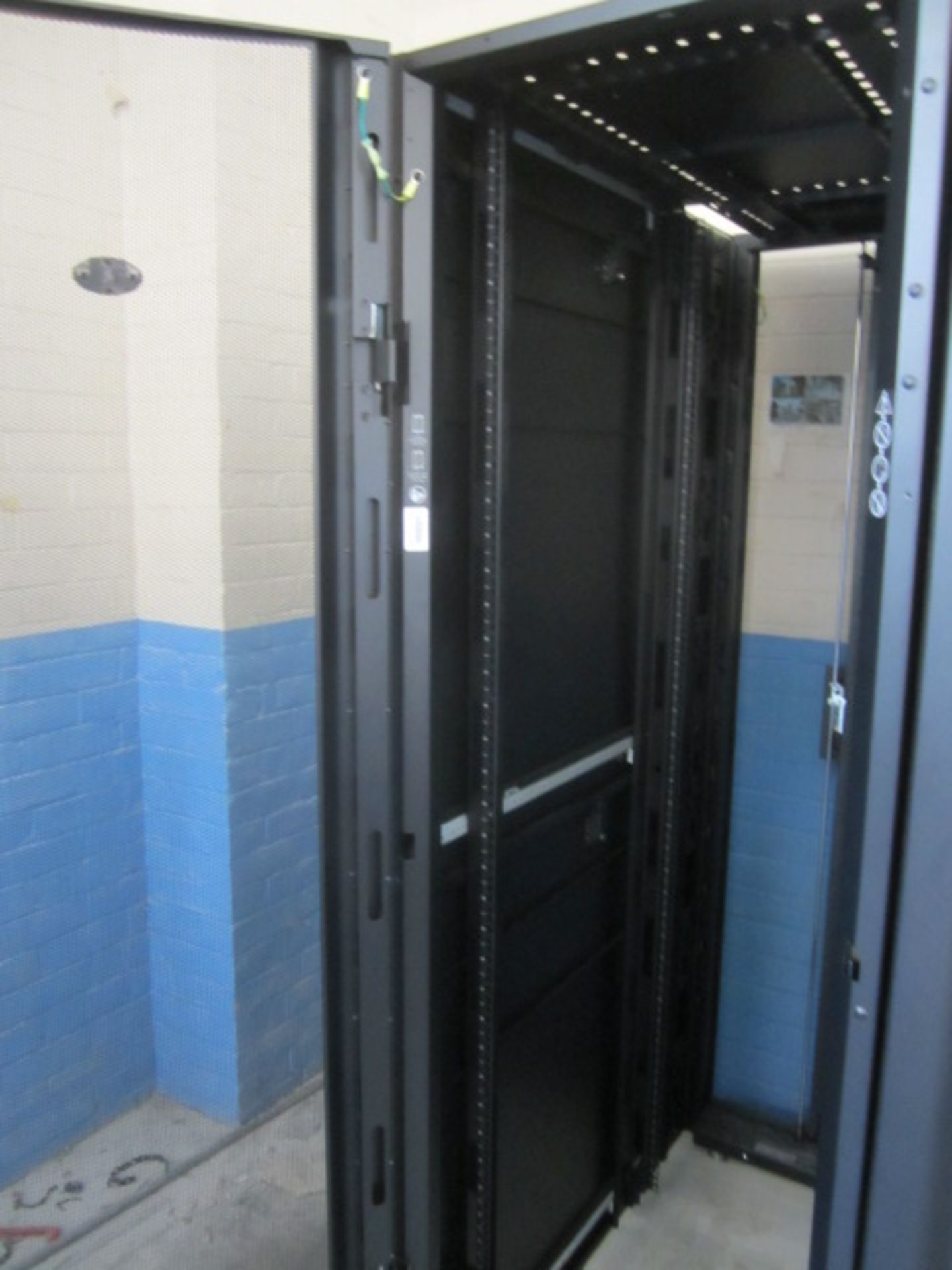 APC AR350 Nutshelter server enclosure with single and double door entry, approx. size: width 600mm x - Image 2 of 6