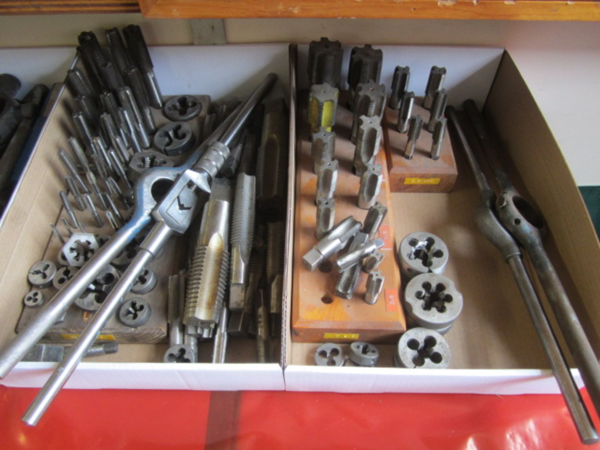 Quantity of assorted size taps and dies - Bild 2 aus 5