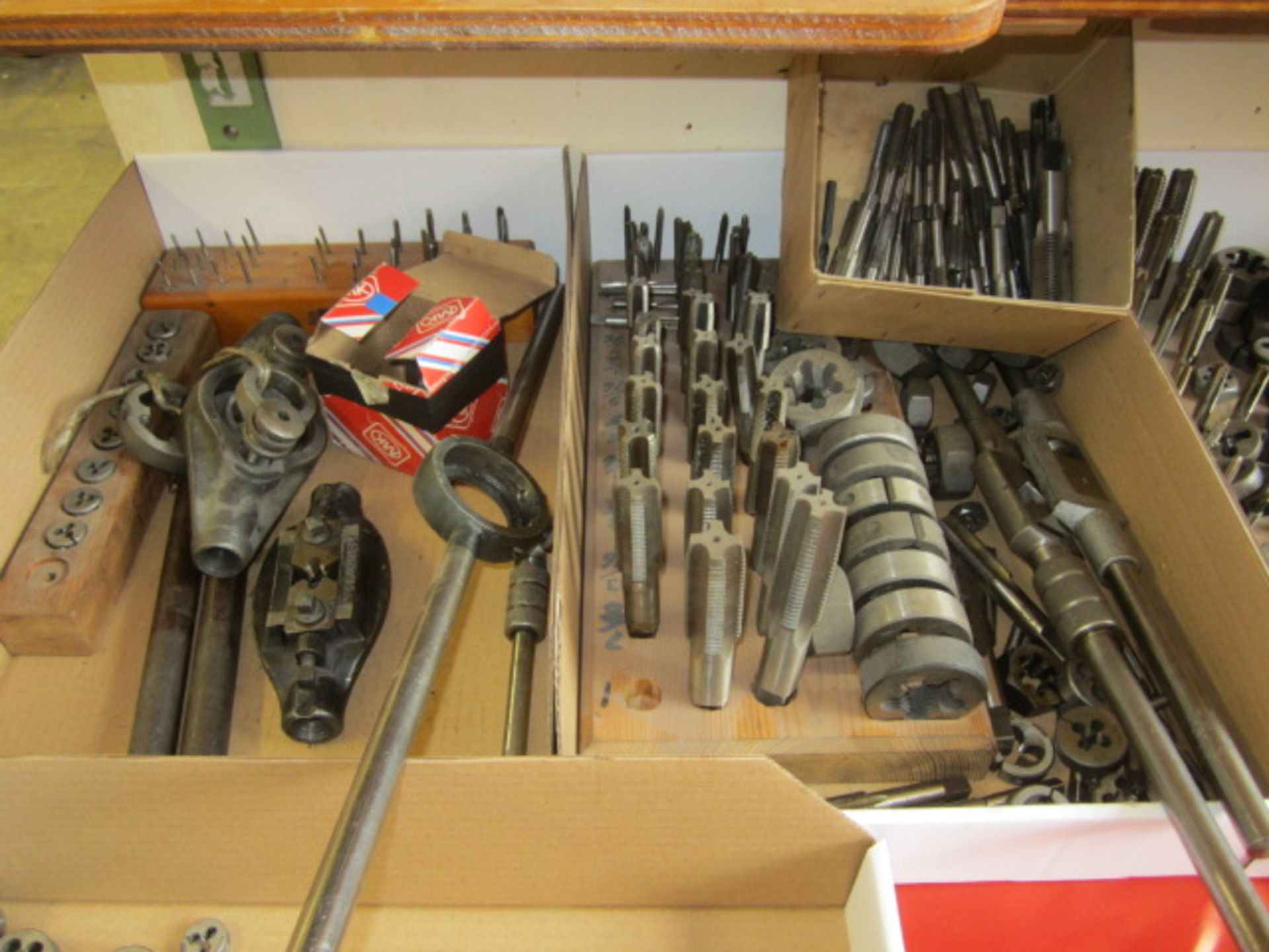 Quantity of assorted size taps and dies - Bild 4 aus 5