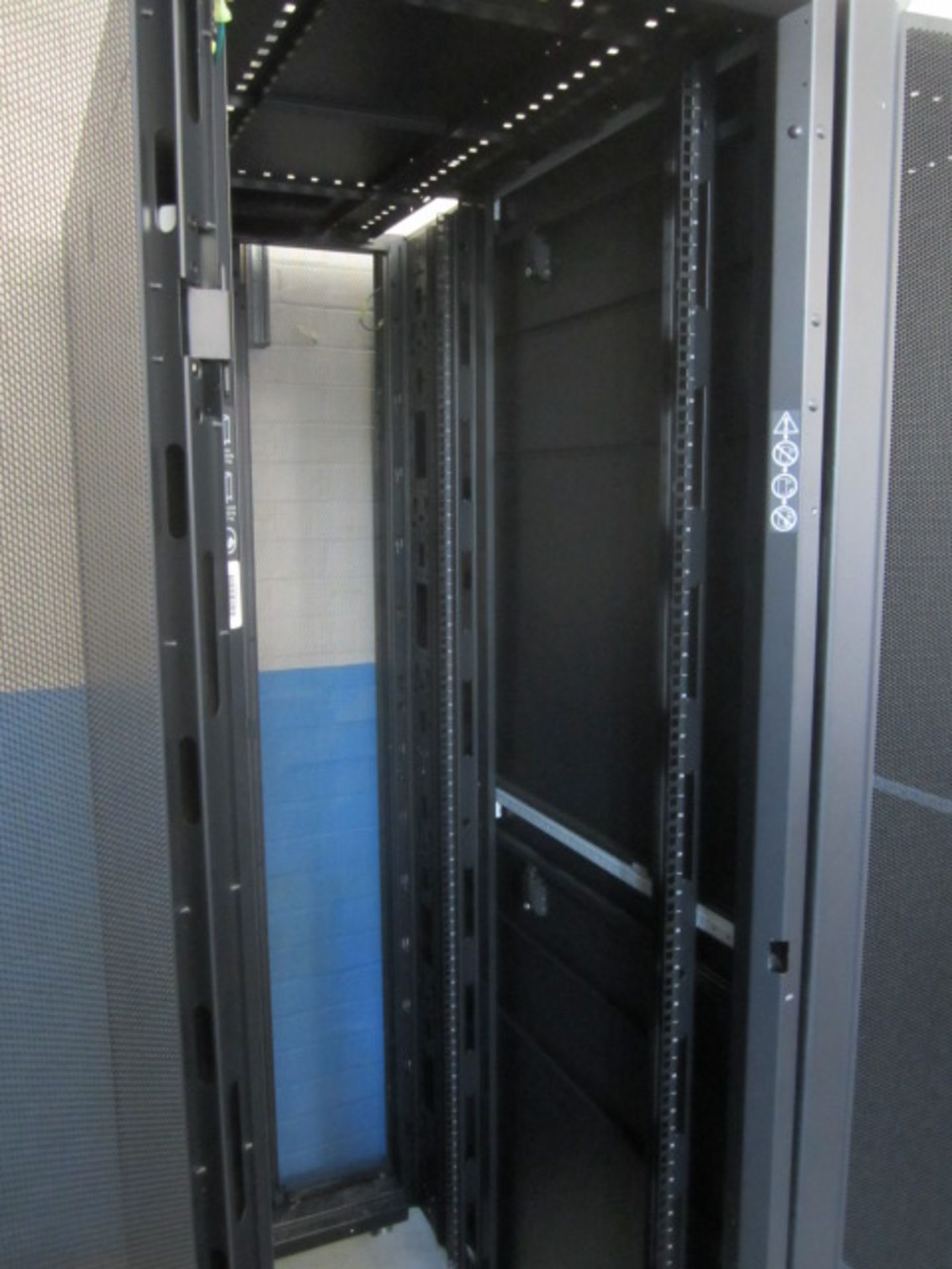 APC AR350 Nutshelter server enclosure with single and double door entry, approx. size: width 600mm x - Image 3 of 6