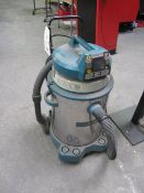 Makita 2000 Wmax industrial vacuum, 240v