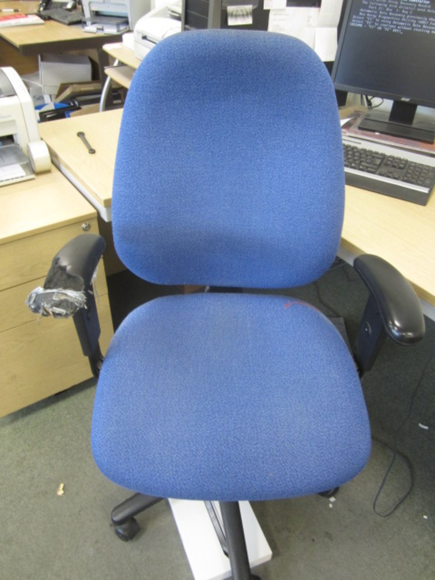 2 x lightwood effect corner workstations, 2 x upholstered chairs, 2 x lightwood effect under desk - Image 4 of 5