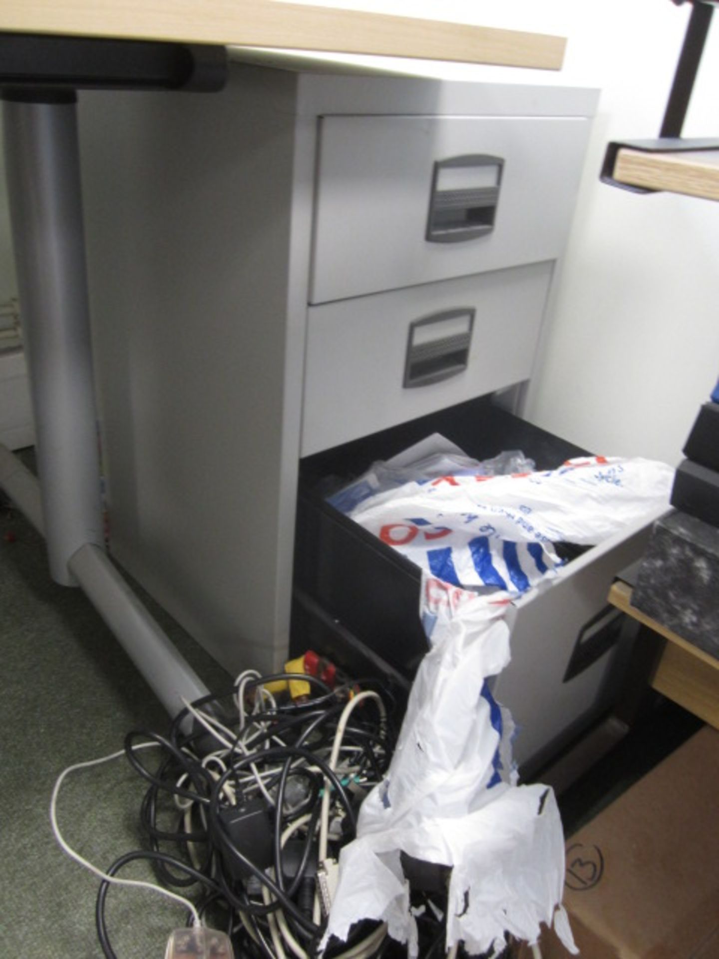 Metal 3 x 2/ 3 drawer filing cabinets - Image 3 of 3