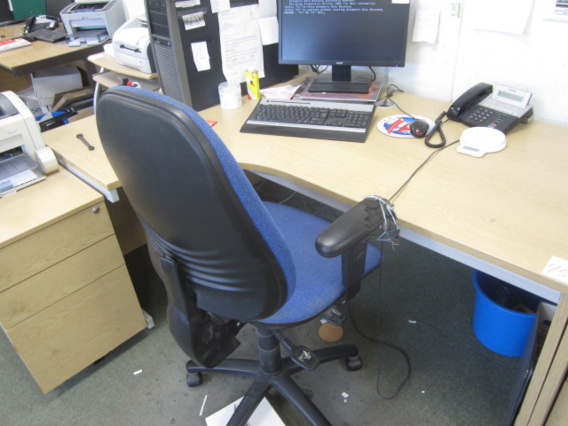 2 x lightwood effect corner workstations, 2 x upholstered chairs, 2 x lightwood effect under desk - Image 3 of 5