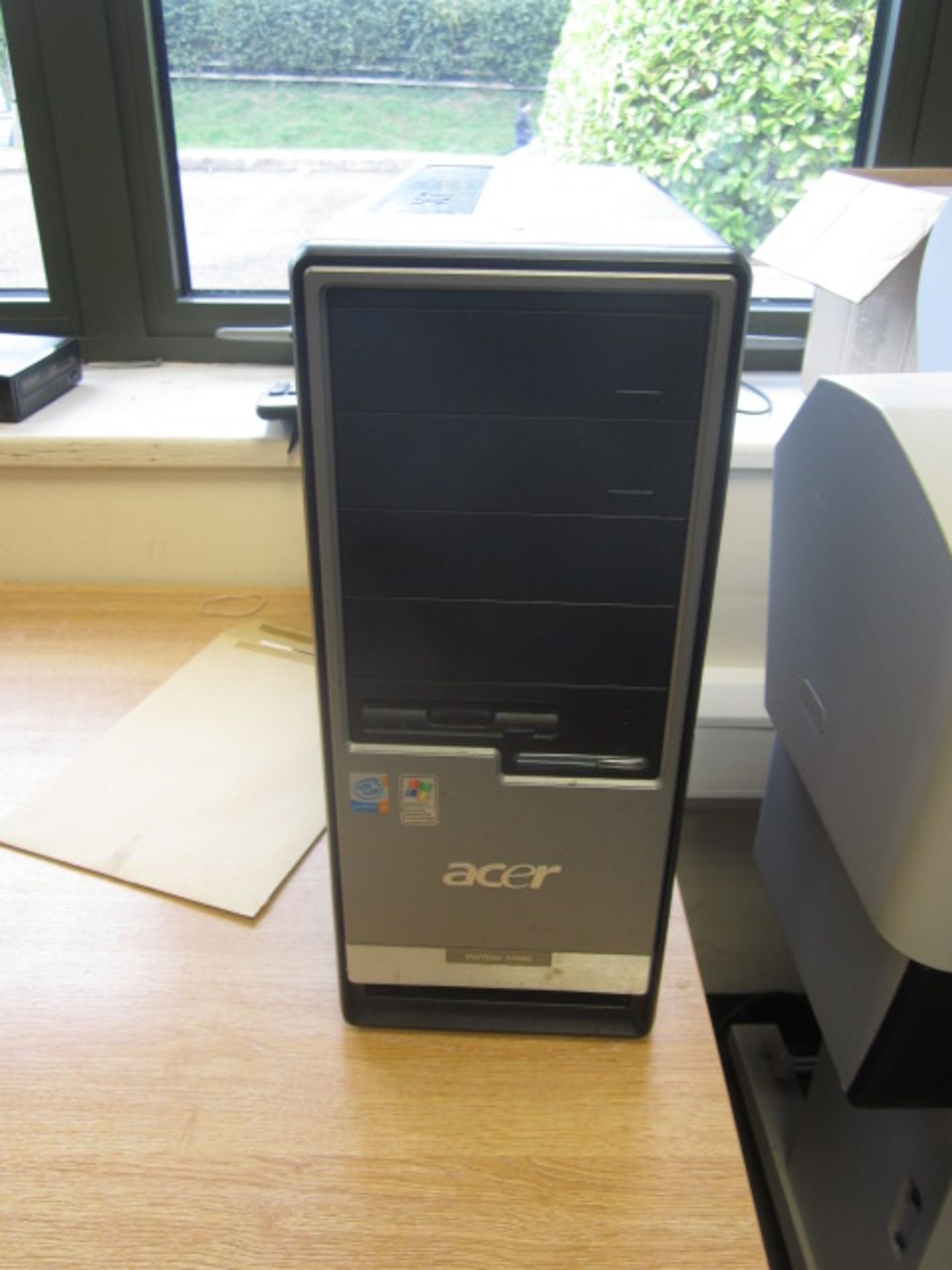 Acer Veriton and HP Compaq desktop PC's, flat screen monitor, keyboard, mouse - Bild 2 aus 2