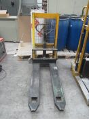 Barlow hydraulic pallet lifter, SWL 700kg.NB: This item has no record of Thorough Examination. The