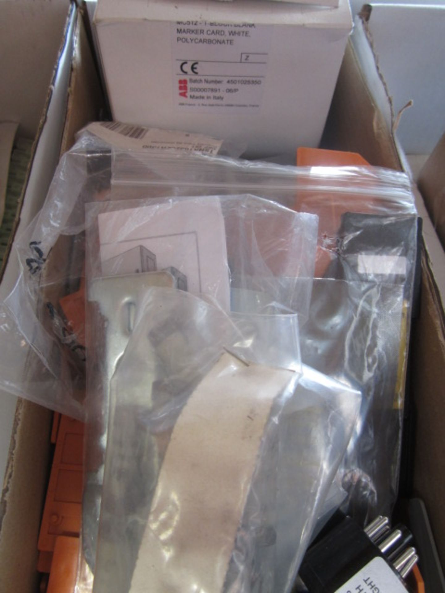 Contents of shelf - electrical components including terminal blocks & terminals - Image 11 of 14