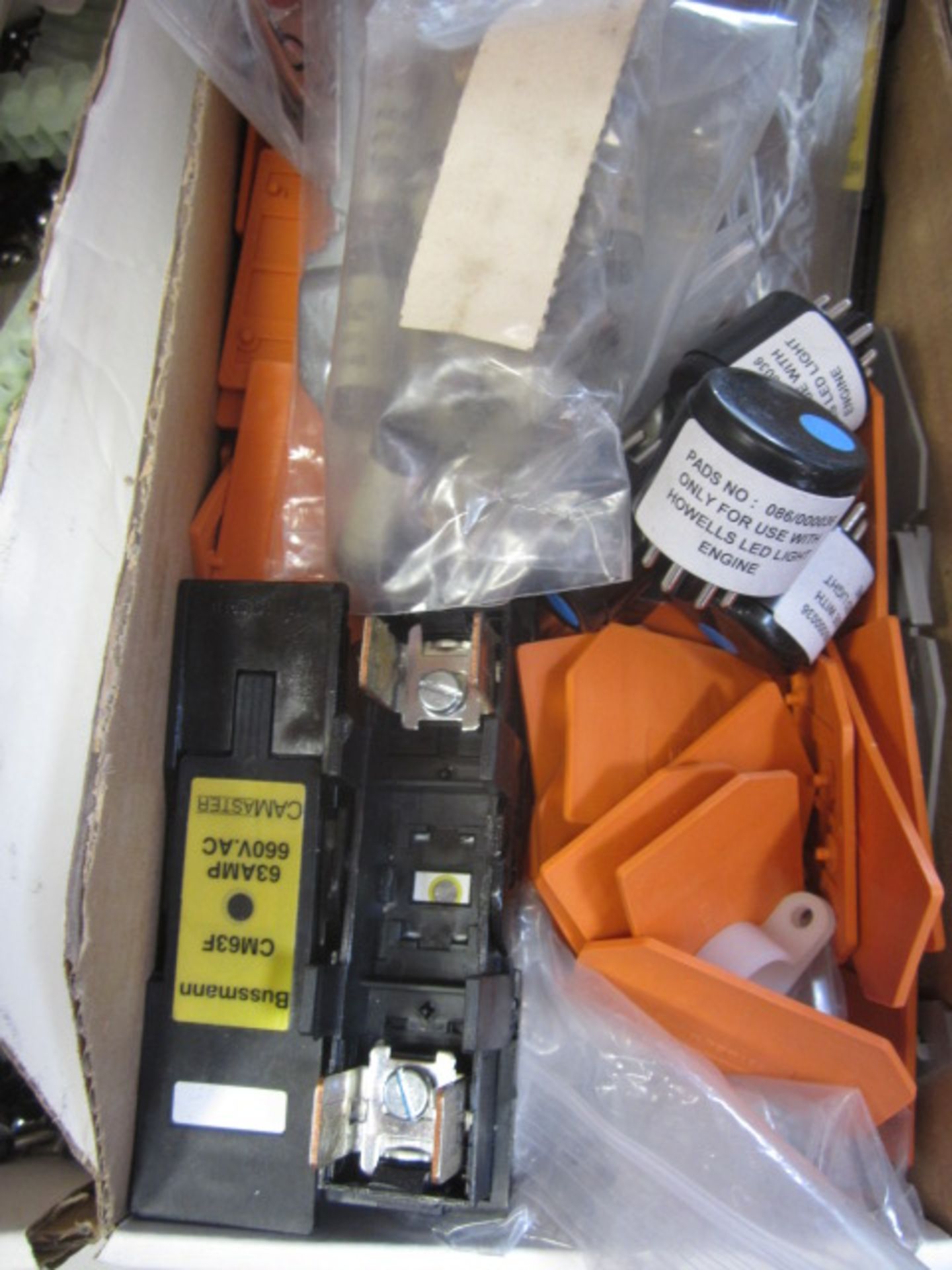 Contents of shelf - electrical components including terminal blocks & terminals - Image 12 of 14