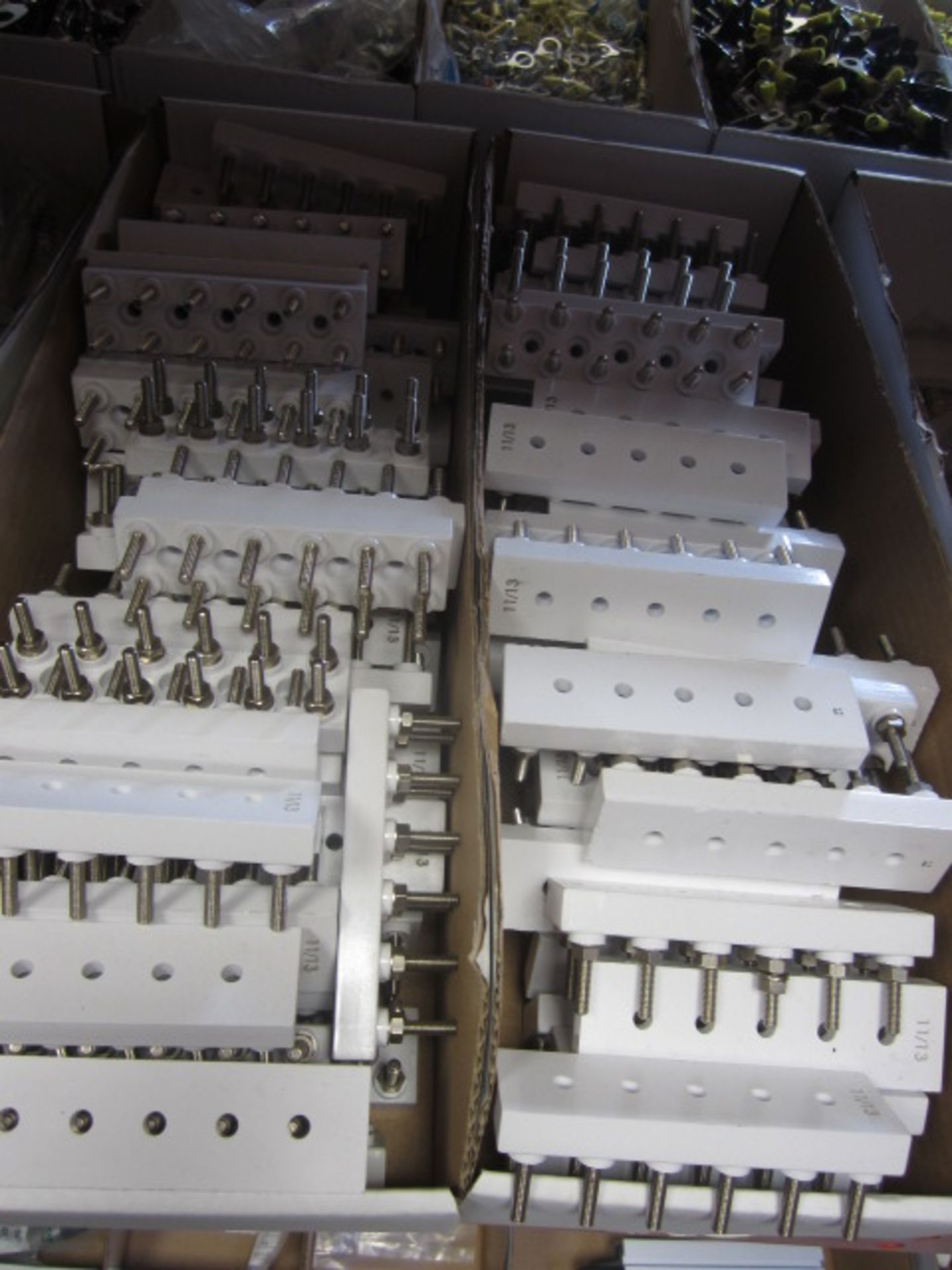 Contents of shelf - electrical components including terminal blocks & terminals - Image 6 of 14