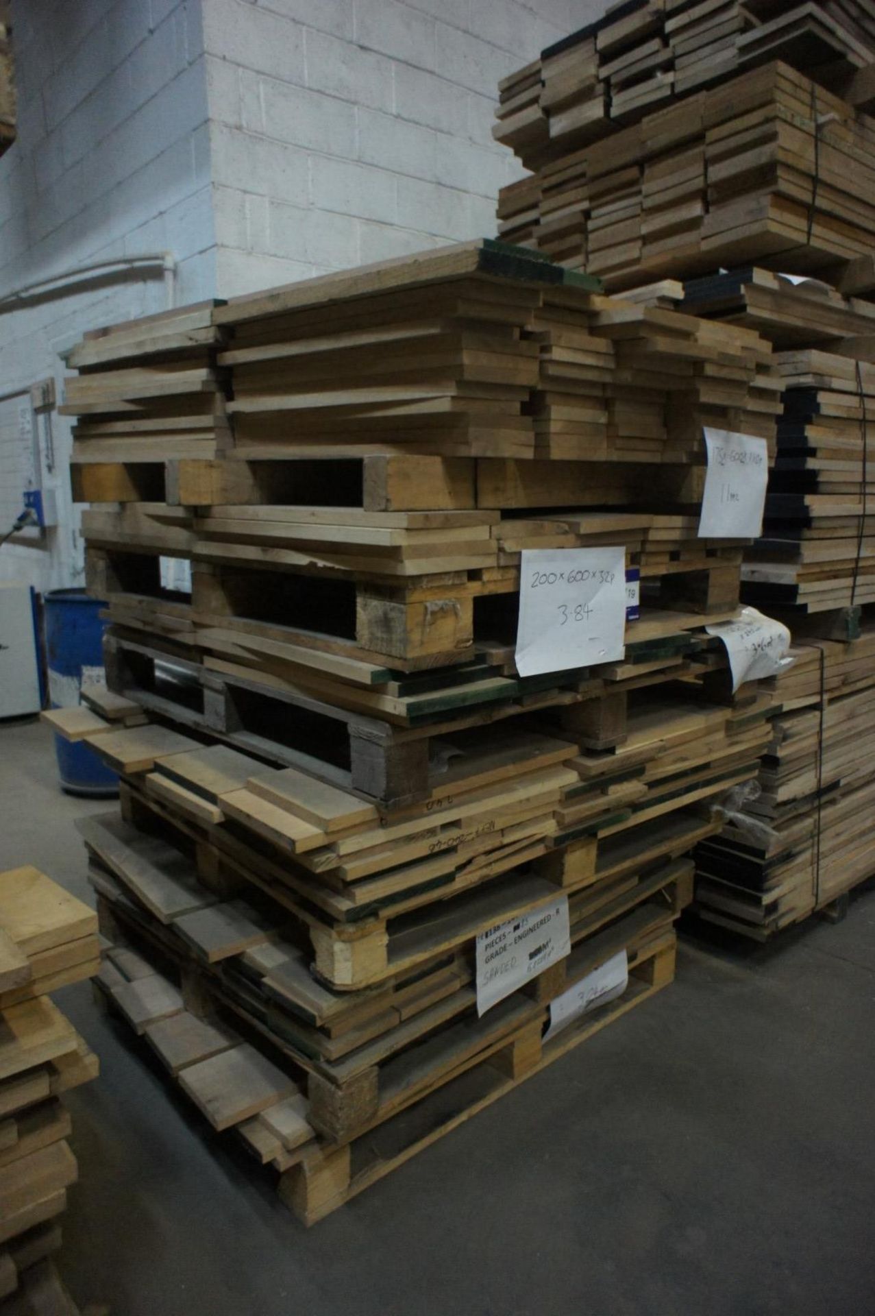 * American Oak - 210 pcs, assorted sizes Please note there is a £5 plus VAT lift out fee on this