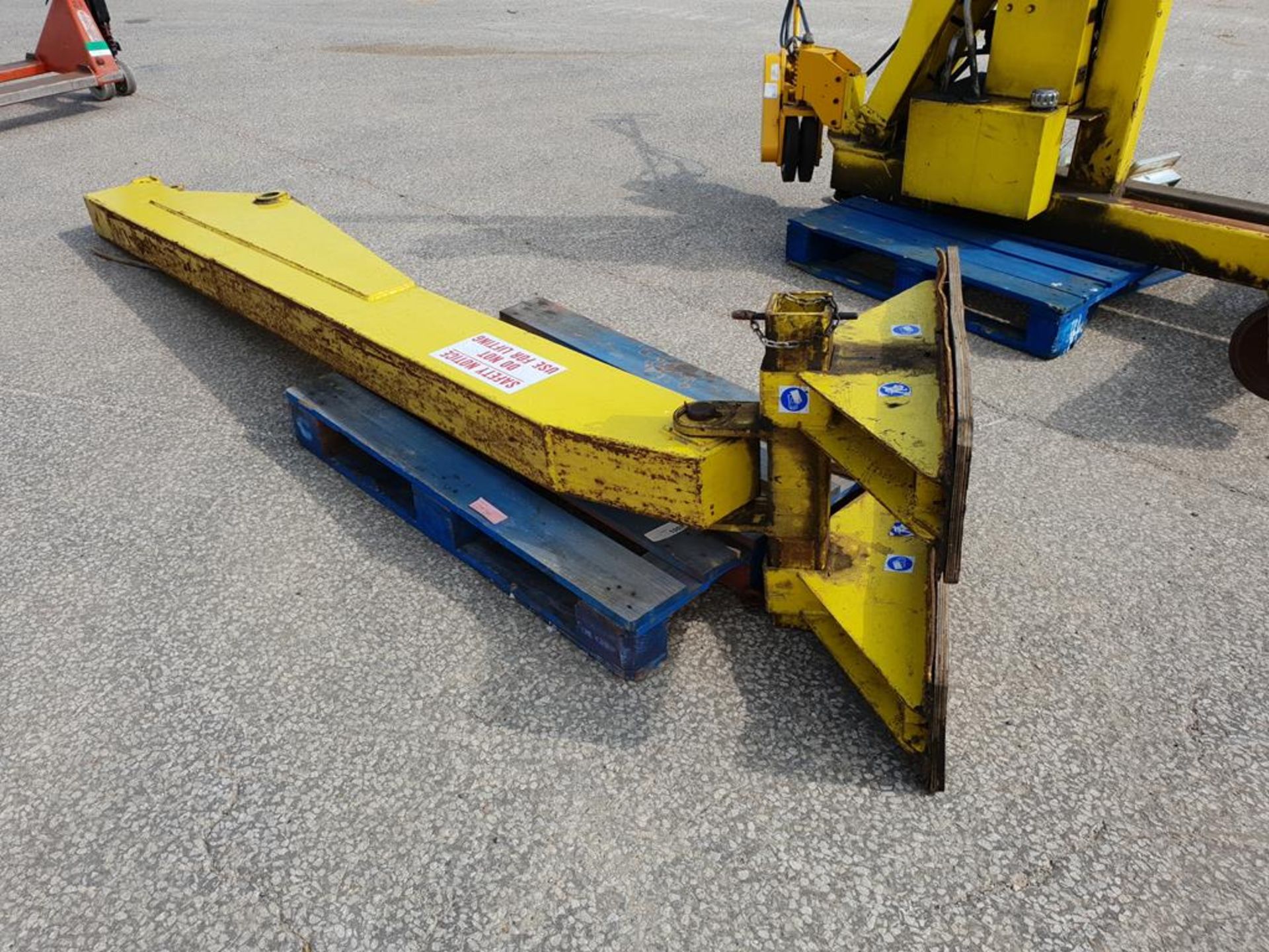 * 5 Tonne Hydraulic Vehicle Hoist. A Crypton Triangle 5 Tonne Capacity Hydraulic Vehicle Hoist s/n - Image 6 of 6