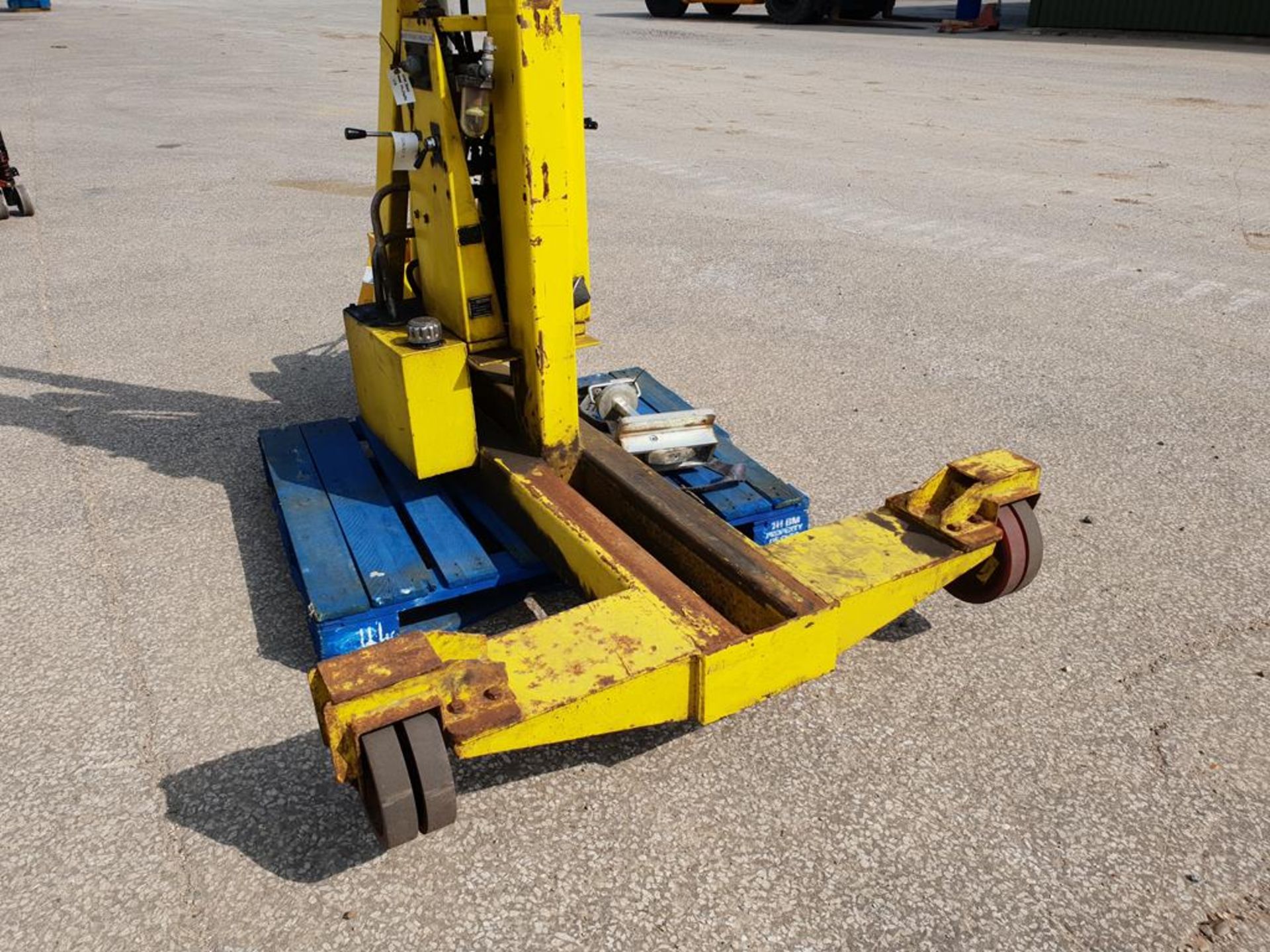 * 5 Tonne Hydraulic Vehicle Hoist. A Crypton Triangle 5 Tonne Capacity Hydraulic Vehicle Hoist s/n - Image 4 of 6